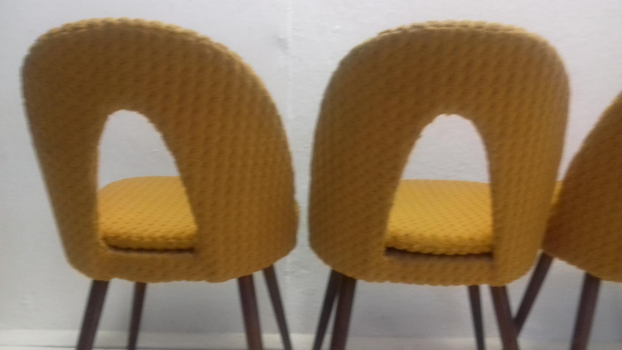 Ensemble de quatre chaises à manger design conçues par Antonín Šuman:: années 1960 en vente 2