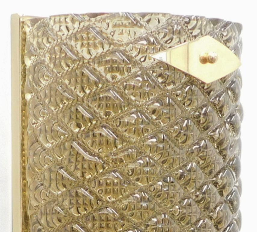 Set di quattro lampade da parete o da incasso italiane con vetri di Murano fumé soffiati a mano in eleganti motivi a forma di diamante con effetto strutturato, montati su telai in ottone lucido / Made in Italy, anni '70
Altezza: 25,5 pollici /