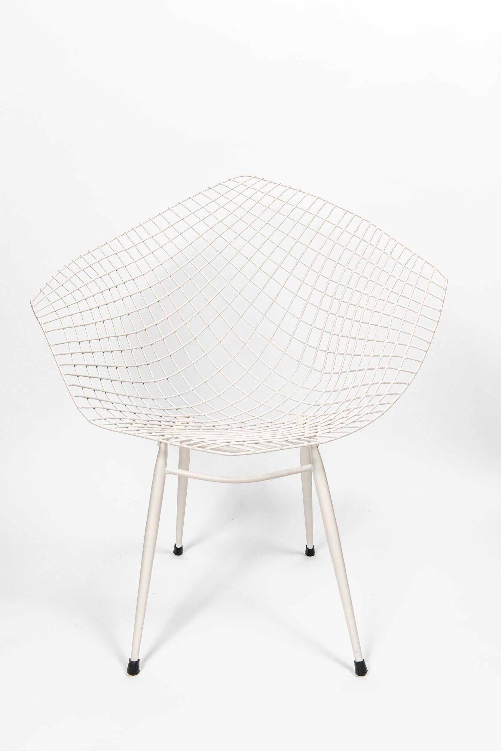 Ensemble de quatre chaises en diamant dans le style de Harry Bertoia. États-Unis, C.C. 1960.
Acier peint.