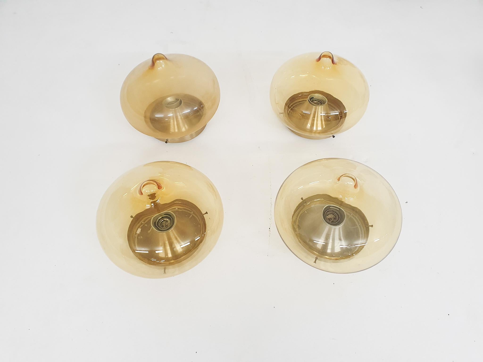 Mid-Century Modern Ensemble de quatre appliques ou plafonniers en verre Dijkstra Drop Pays-Bas, années 1960 en vente