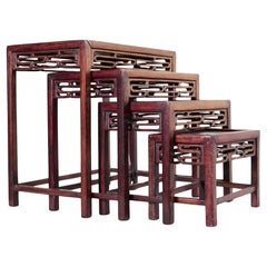 Ensemble de quatre petites tables gigognes en bois de feuillus d'exportation chinoise