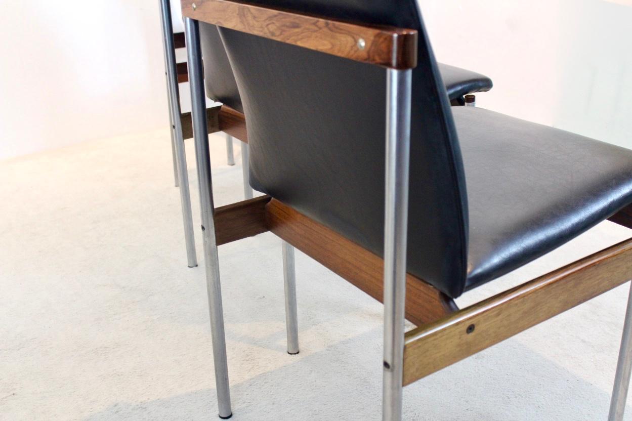 Très bel ensemble de quatre chaises Fristho, toutes en état original et apportées par le premier propriétaire. Les chaises sont dotées d'une base métallique en bois de rose et en acier inoxydable, d'une assise originale en similicuir et d'un dossier