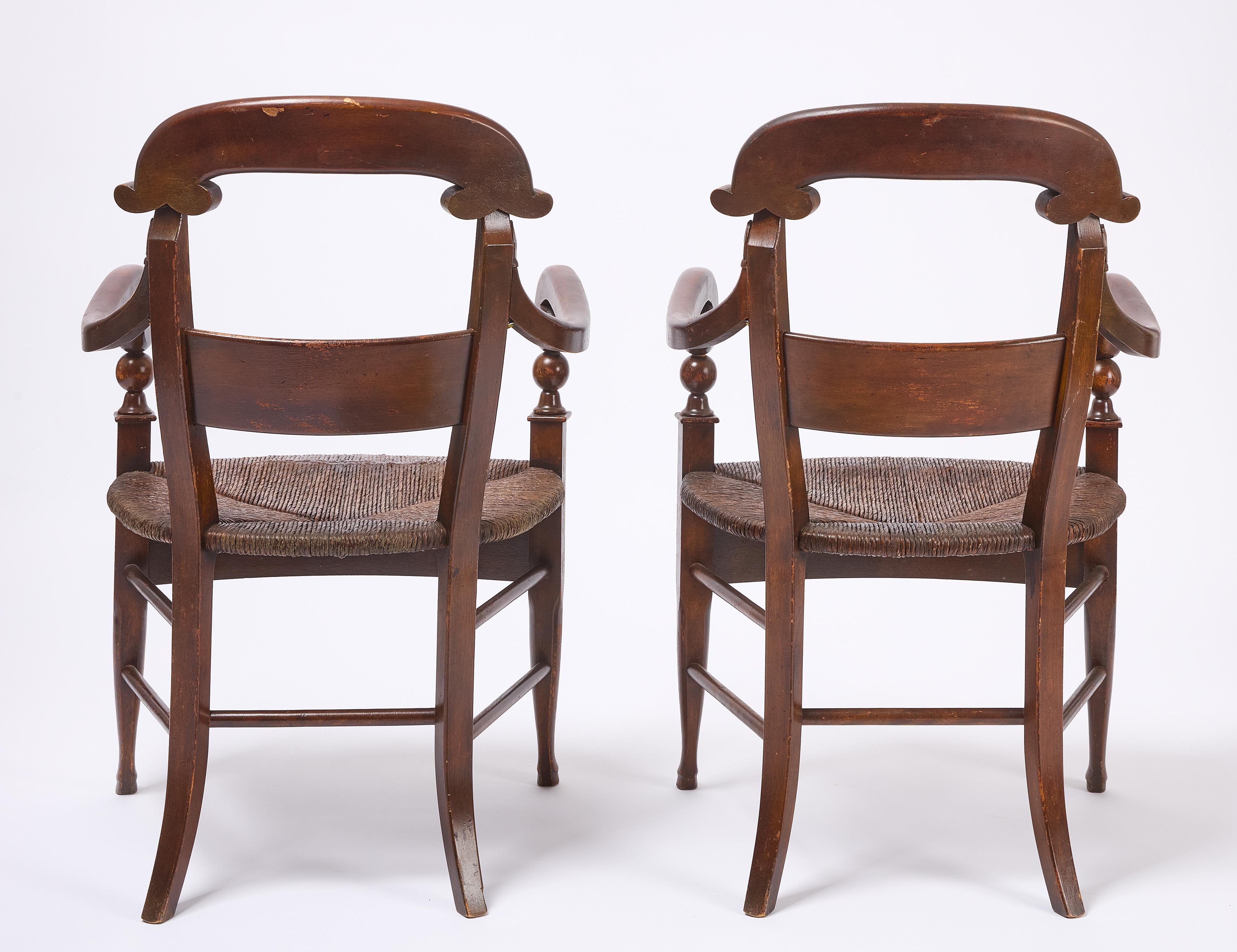 Set di quattro poltrone con piedi a zoccolo intagliati. Circa 1920.

H. H. 33-1/2