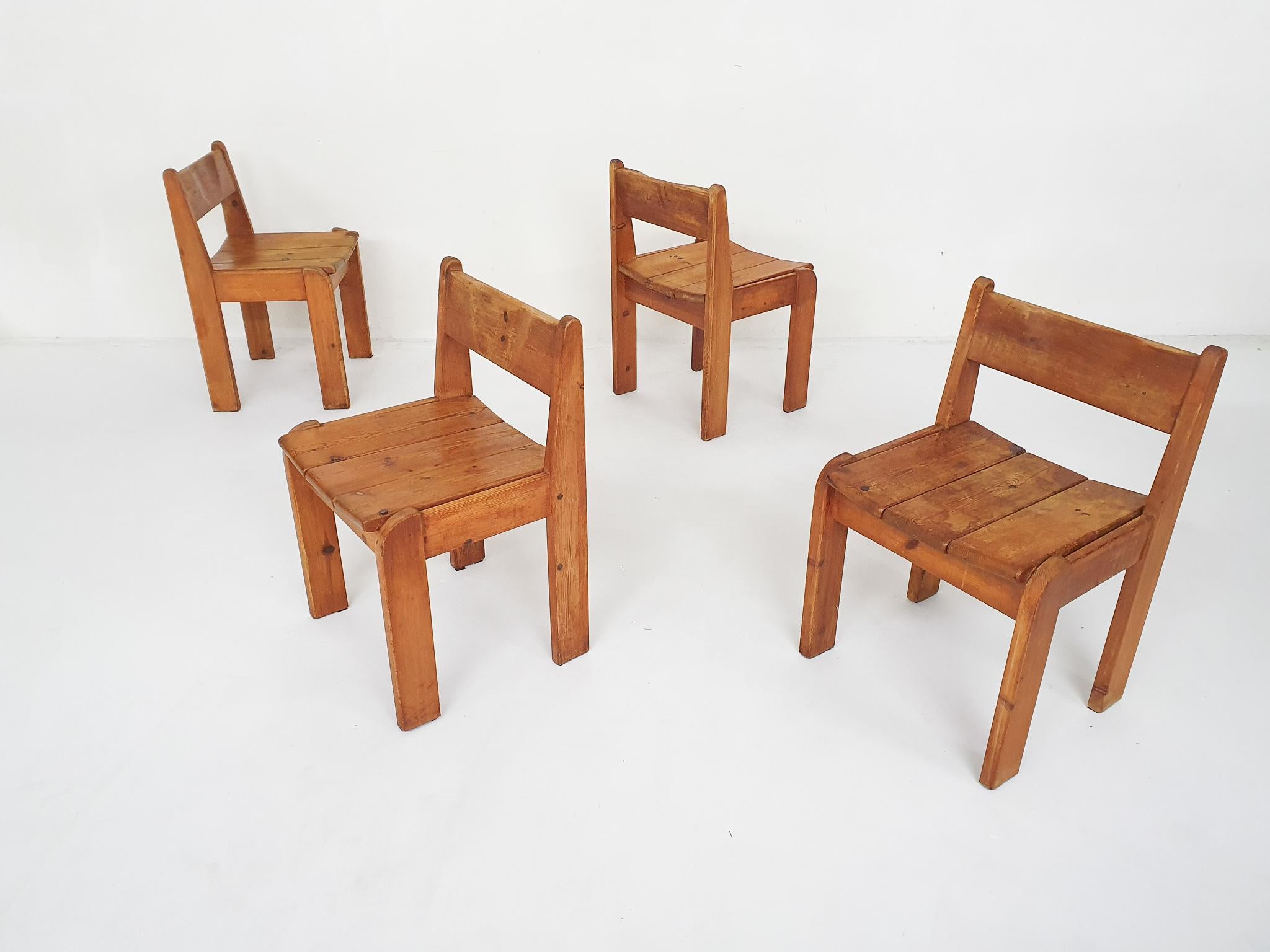 Chaises de salle à manger en pin massif par Ate van Apeldoorn.
Nous disposons également d'une table de salle à manger en bois de pin assortie.
Les chaises sont en état d'usage.