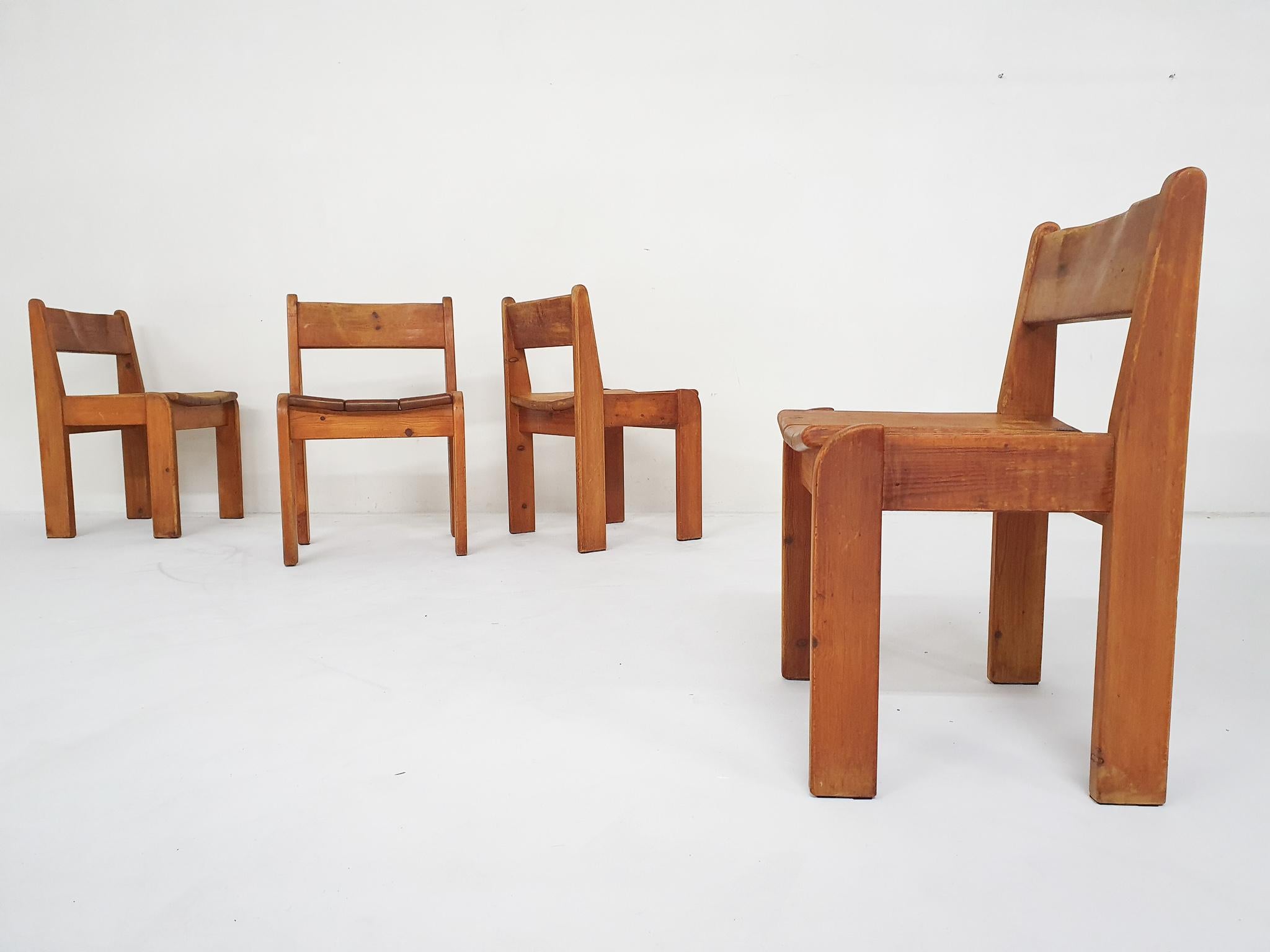 Scandinavian Modern Set of four dining chairs by Ate van Apeldoorn for Houtwerk Hattem, NL 1970's For Sale