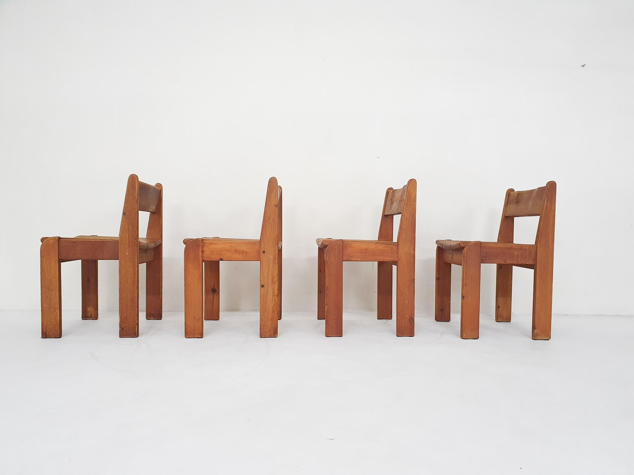 Ensemble de quatre chaises de salle à manger par Ate van Apeldoorn pour Houtwerk Hattem, NL, années 1970 en vente 1