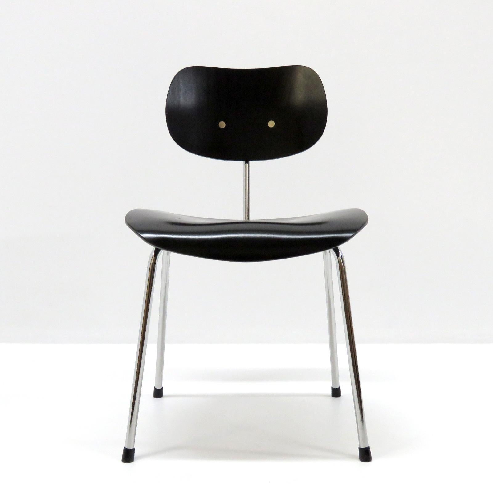Toller Satz von vier Esszimmerstühlen Modell SE 68 von Egon Eiermann für Wilde & Spieth, Stahlrohr, verchromt, mit schwarz lackierten, ergonomisch geformten Holzsitzen.