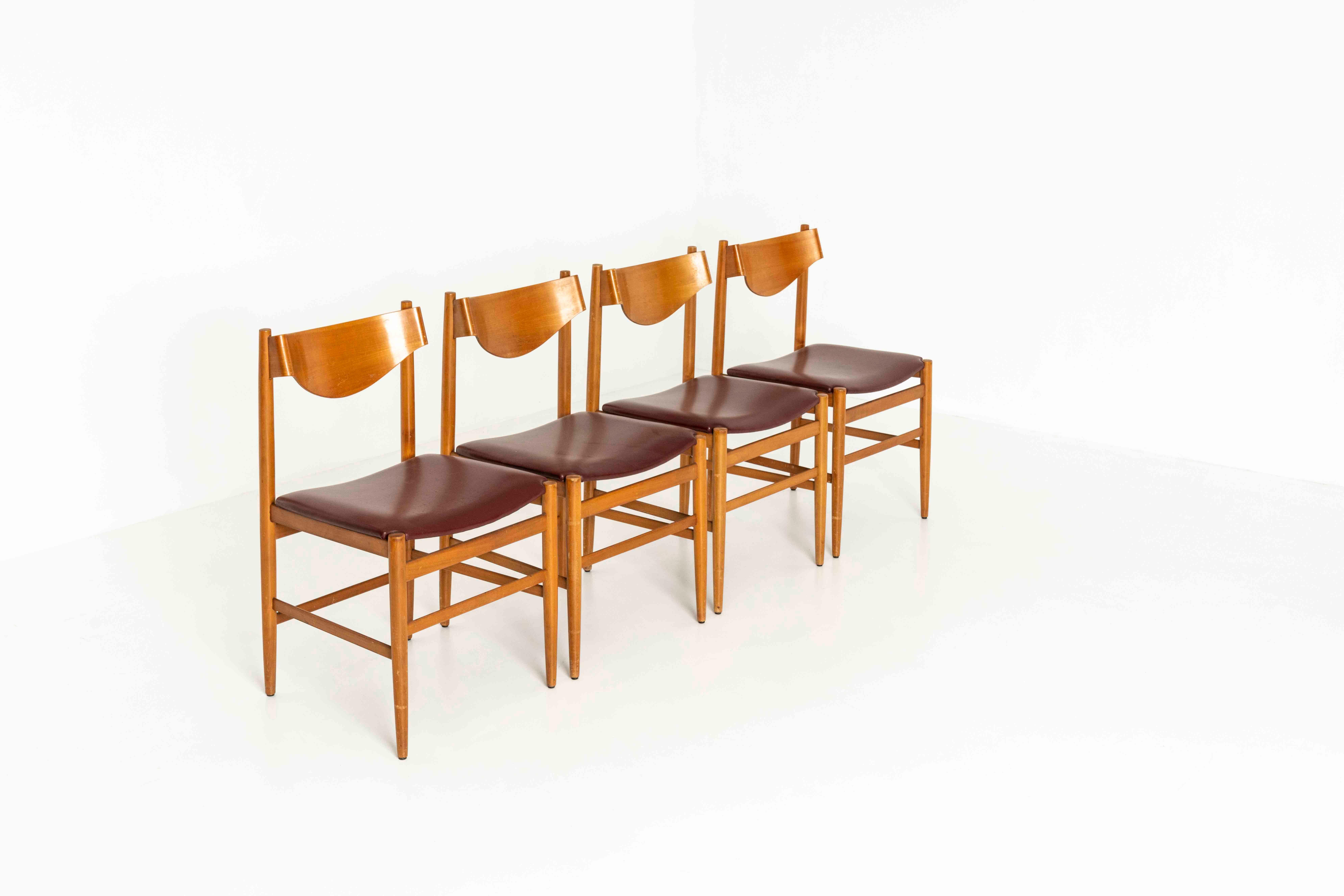 Mid-Century Modern Ensemble de quatre chaises de salle à manger par Gianfranco Frattini pour Cassina, années 1960 en vente