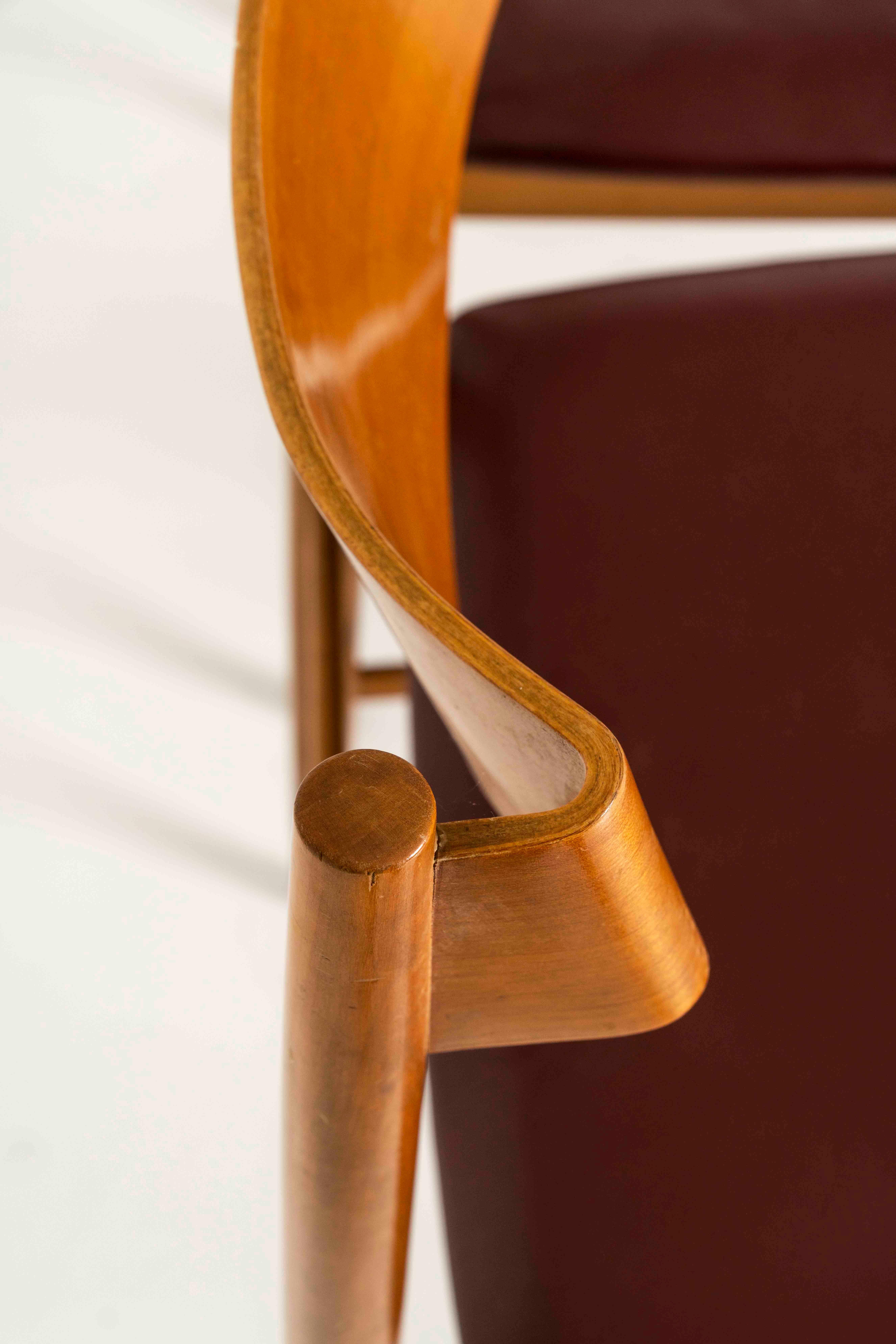 Imitation cuir Ensemble de quatre chaises de salle à manger par Gianfranco Frattini pour Cassina, années 1960 en vente