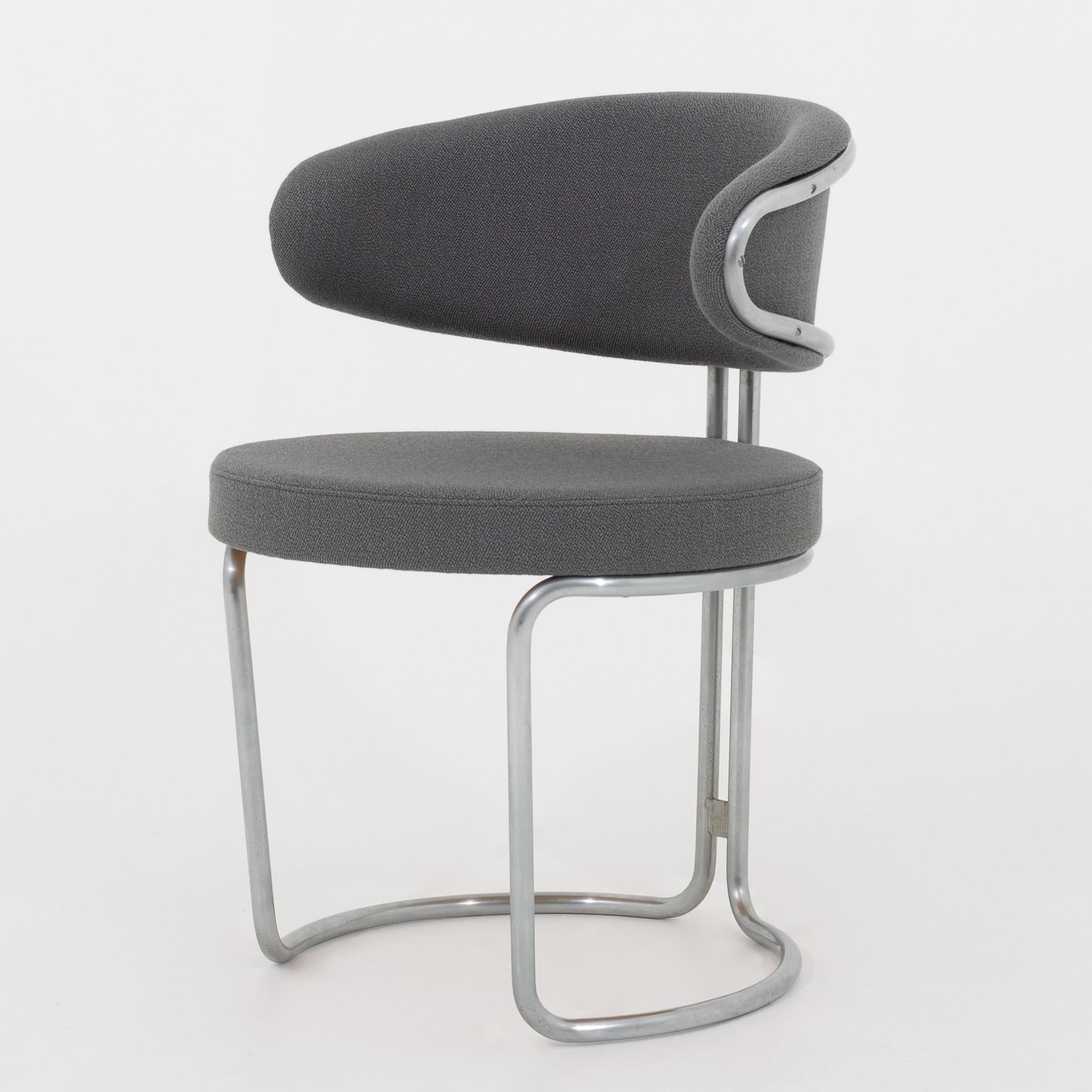 Reupholstered chair in Vida three fabric (code 152) and aluminium frame. Maker Fritz Hansen.