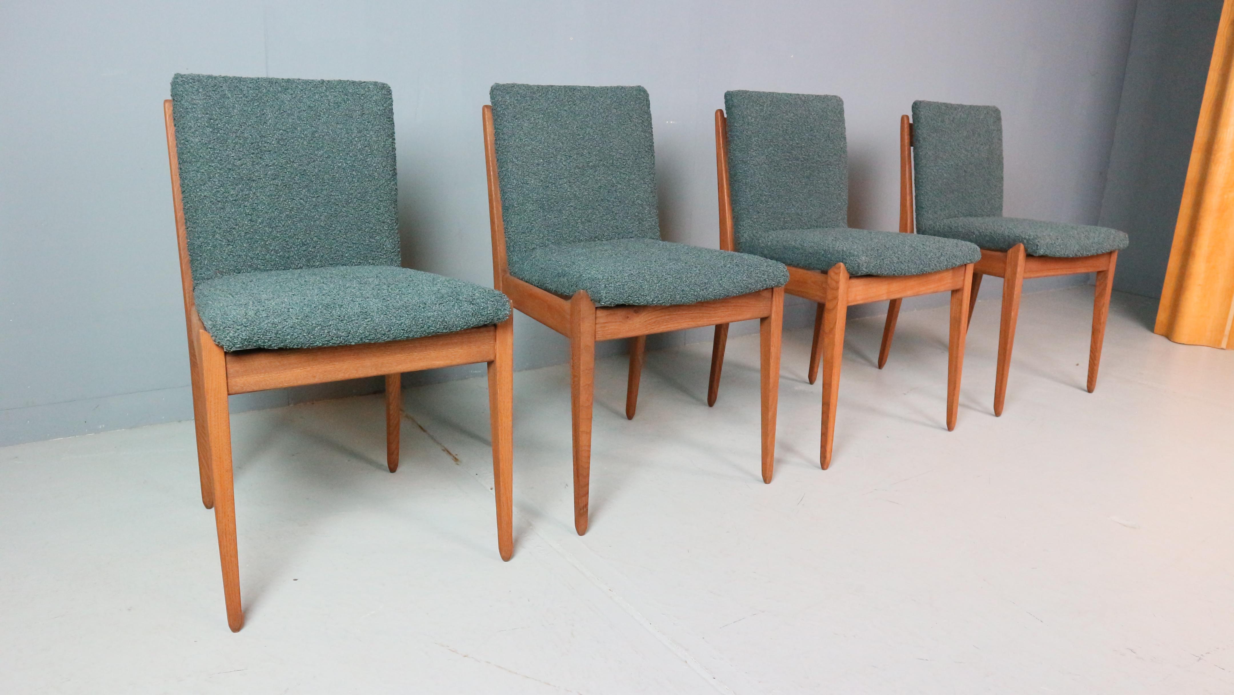 Raro set di quattro sedie di ISA Bergamo, anni '60. Design armonioso e geometrico con struttura in legno sagomata e sedile pad rivestito in nuovo bouclé.  tessuto. Altezza della seduta: 45 cm.

La manifattura I.S.A. (Industria Salotti e