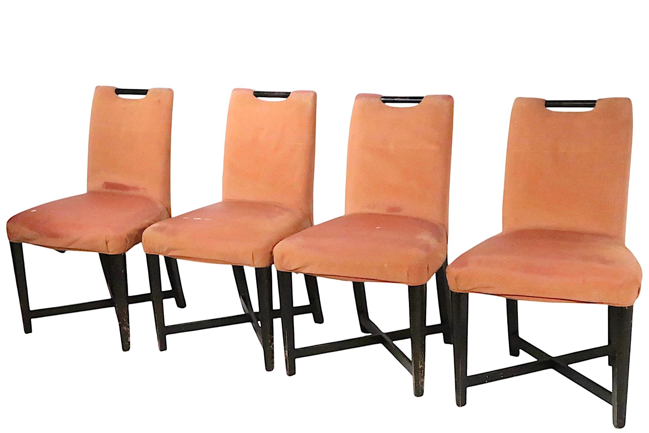 Satz von sechs Esszimmerstühlen, entworfen von John Hutton für Donghia, ca. 1990er Jahre. 
 Diese stilvollen Stühle sind strukturell solide und robust, der Stoff ist abgenutzt und muss ersetzt werden. 
 Angeboten und preislich als ein Los von vier.
