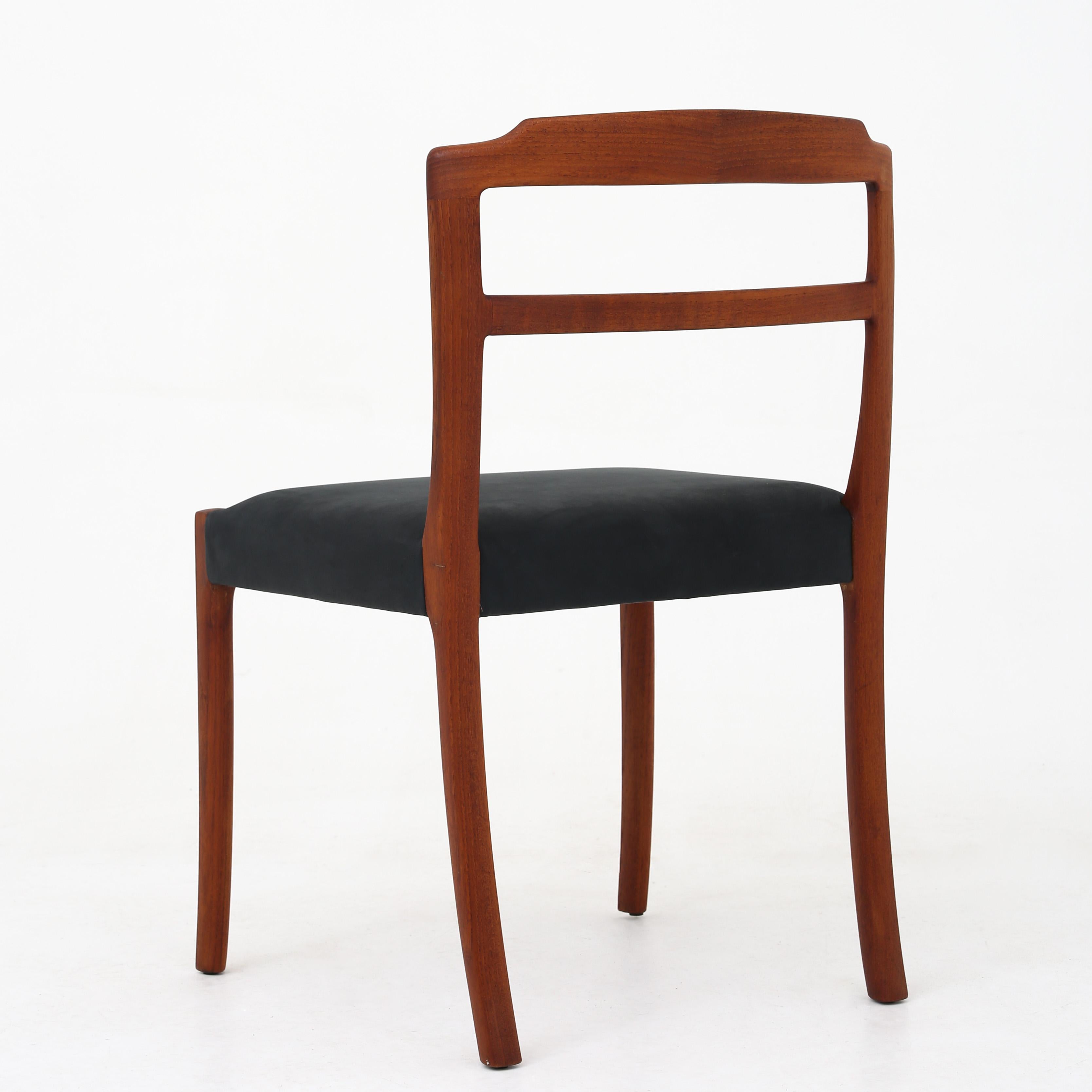 Ole Wanscher dining chairs in teak with reupholstered seat in 'Dunes' aniline leather (colour: Anthrazite, black).