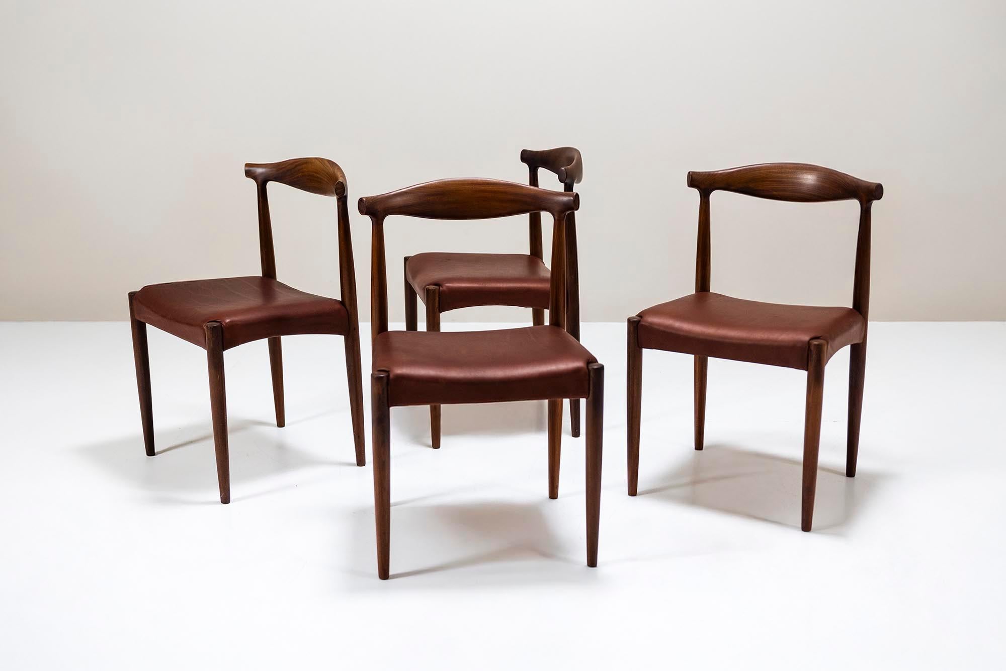 Esempio di artigianato danese, questo set di quattro sedie da pranzo di Vamo Sønderborg incarna la raffinata eleganza del design scandinavo di metà secolo. Prodotte a Wood Wood negli anni '60, queste sedie presentano una struttura in legno massiccio