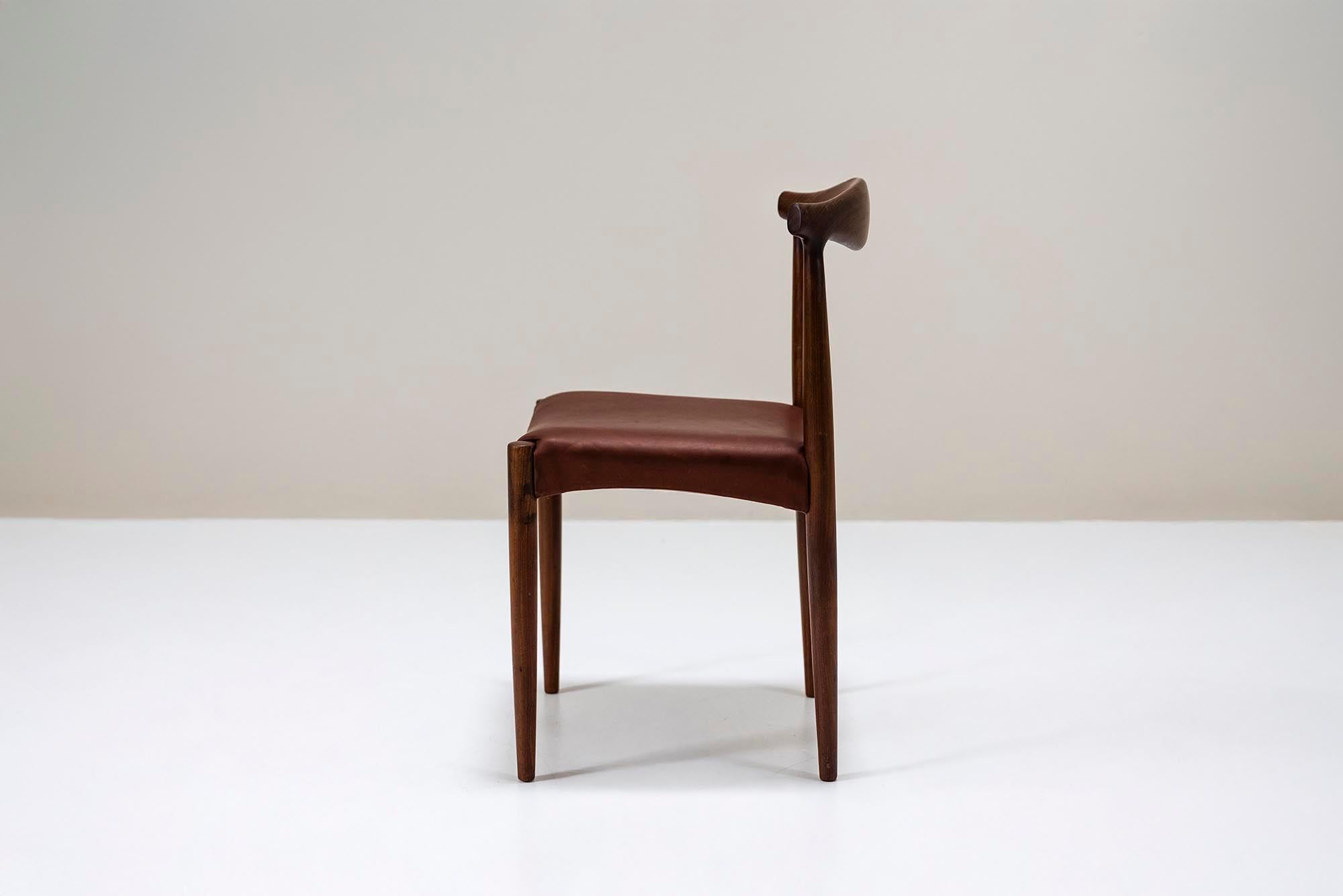 Impresionante ejemplo de artesanía danesa, este juego de cuatro sillas de comedor de Vamo Sønderborg encarna la refinada elegancia del diseño escandinavo de mediados de siglo. Fabricadas en Dinamarca en la década de 1960, estas sillas presentan un