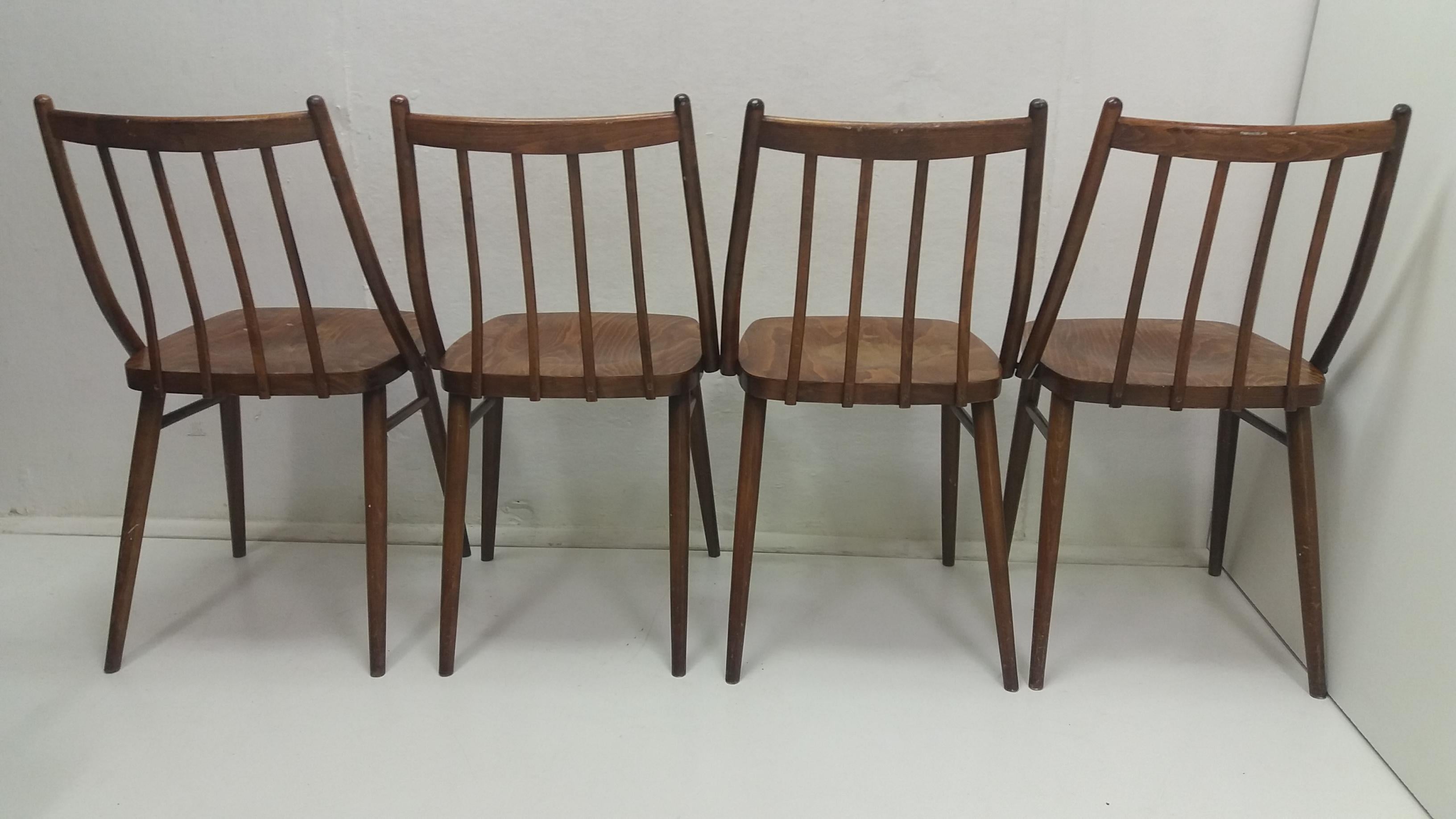 Mid-Century Modern Ensemble de quatre chaises à manger Conçu par Antonín Šuman:: années 1966 en vente