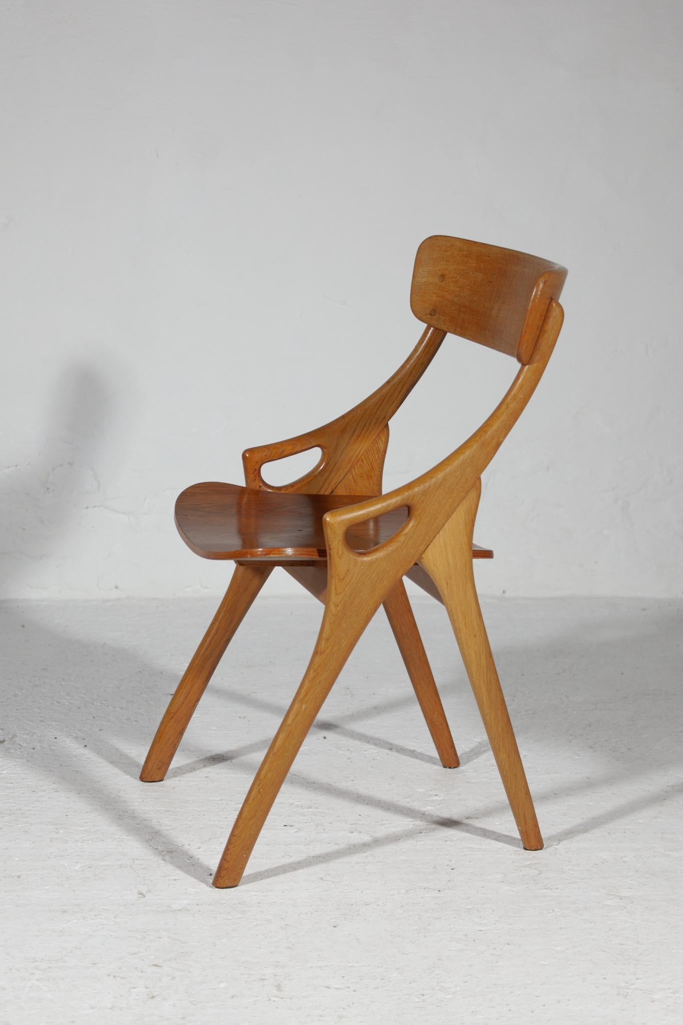 Danois Ensemble de quatre chaises de salle à manger conçu par Arne Hovmand Olsen pour Mogens Kold en vente