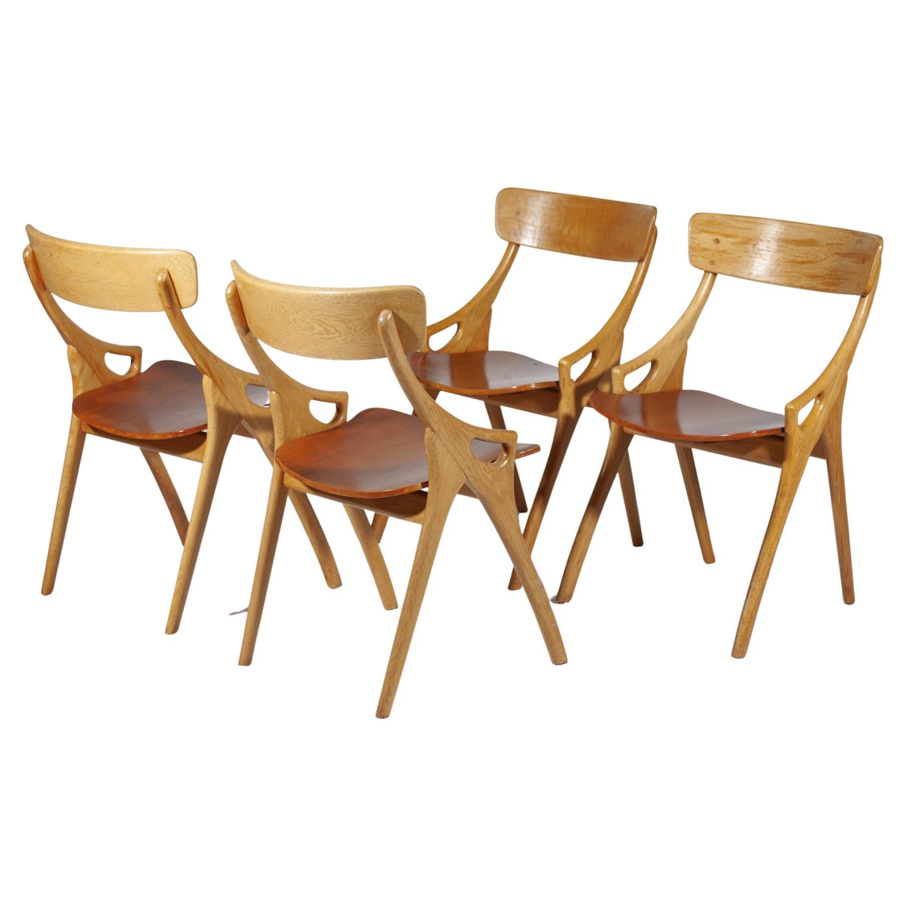 Ensemble de quatre chaises de salle à manger conçu par Arne Hovmand Olsen pour Mogens Kold en vente