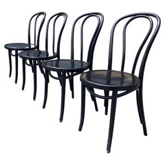 Ensemble de quatre chaises de salle à manger conçues par Michael Thonet n° 18, bois cintré