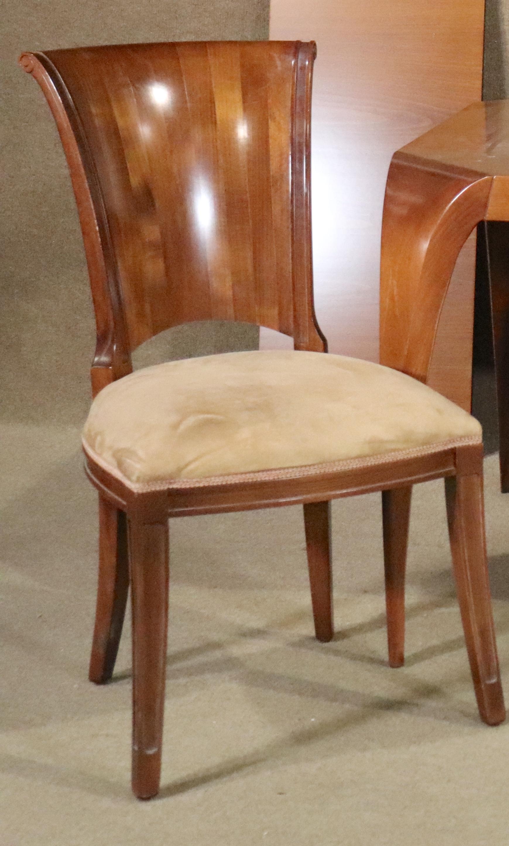 Ensemble de quatre chaises de salle à manger de style Art Déco. Dossiers simples en bois sculpté et sièges à coussin épais.
Veuillez confirmer le lieu NY ou NJ