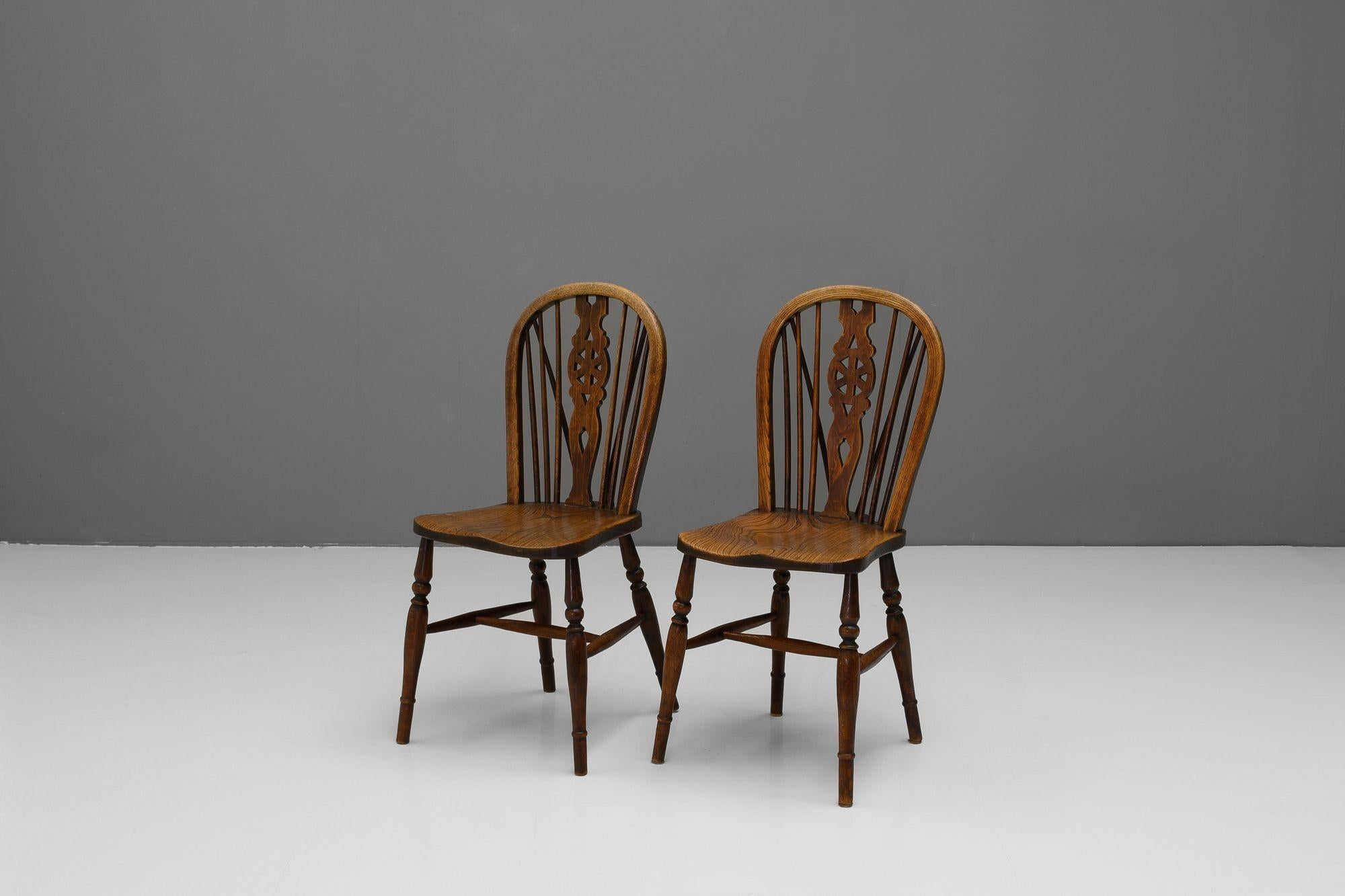 Set di quattro sedie da cucina con schienale a rotelle in frassino con sedute in olmo.
K.K. Circa 1900.
H. H. 90cm (SH 45cm) x L. 38cm x P. 43cm