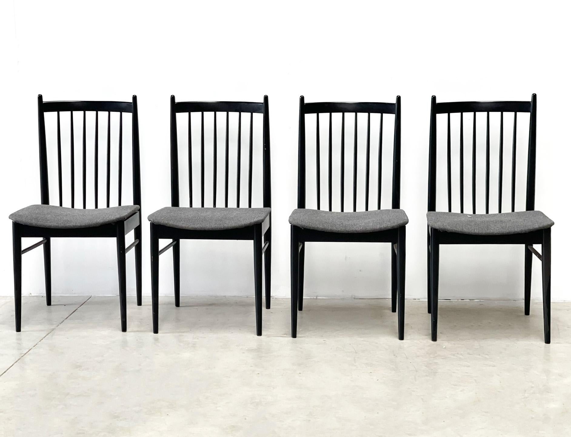 Set of Four Dining Chairs In Good Condition For Sale In Nijlen, VAN