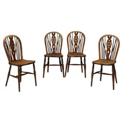 Ensemble de quatre chaises de salle à manger