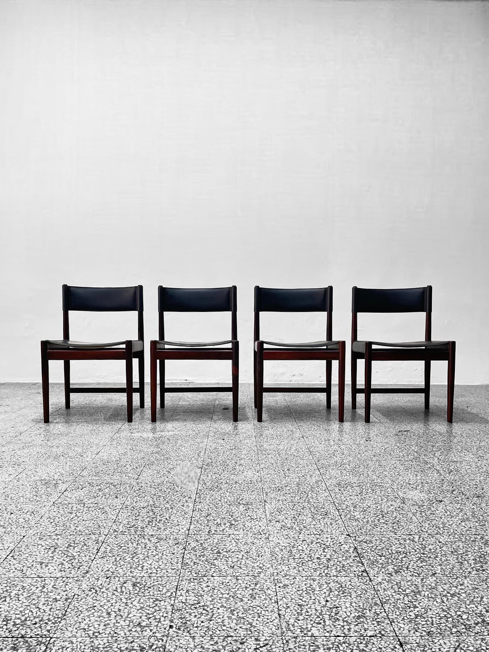 Ensemble de quatre chaises de salle à manger conçues par Kurt Østervig pour Sibast, années 1960.

Ces superbes chaises de salle à manger de Kurt Østervig sont la quintessence du design danois. Fabriquées avec la plus grande attention aux détails