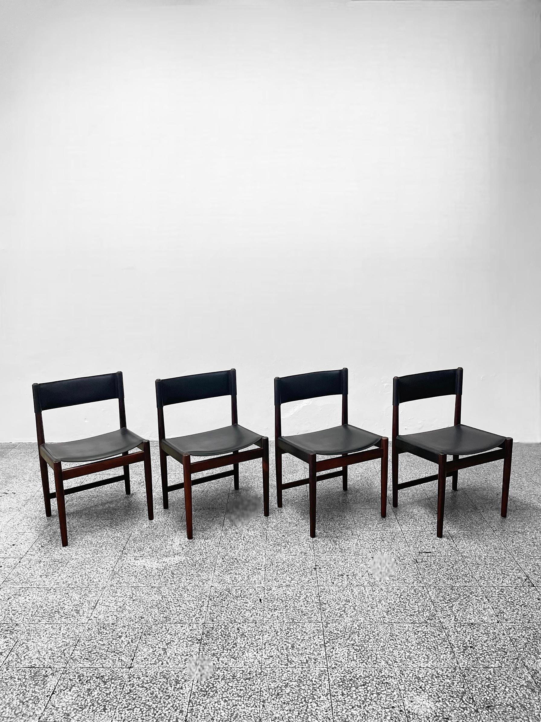 Danois Ensemble de quatre chaises de salle à manger en cuir noir par Kurt Østervig pour Sibast, 1960s