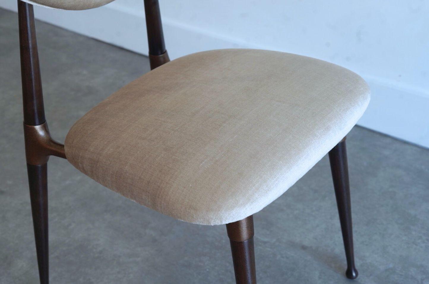 Ein seltener Satz von vier Crucible Dining Chairs von Dan Johnson für Shelby Williams, ca. 1950er Jahre. Die von Stamford Modern vollständig restaurierten Walnussholzrahmen sind in sattem, dunklem Walnussholz nachgearbeitet, während die skulpturalen
