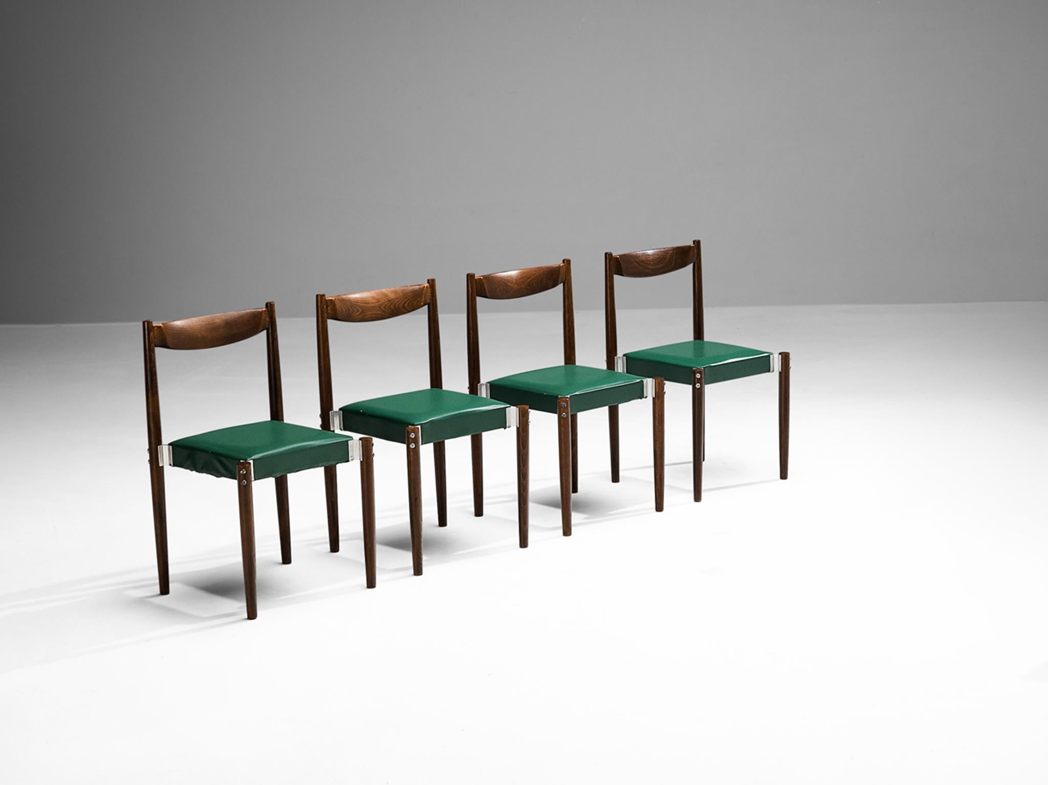 Set di quattro sedie da pranzo, similpelle, faggio tinto, alluminio, Repubblica Ceca, anni '60.

Sedie da pranzo ben proporzionate con dettagli costruttivi visibili nelle giunzioni in alluminio che collegano le gambe alla seduta. La struttura in