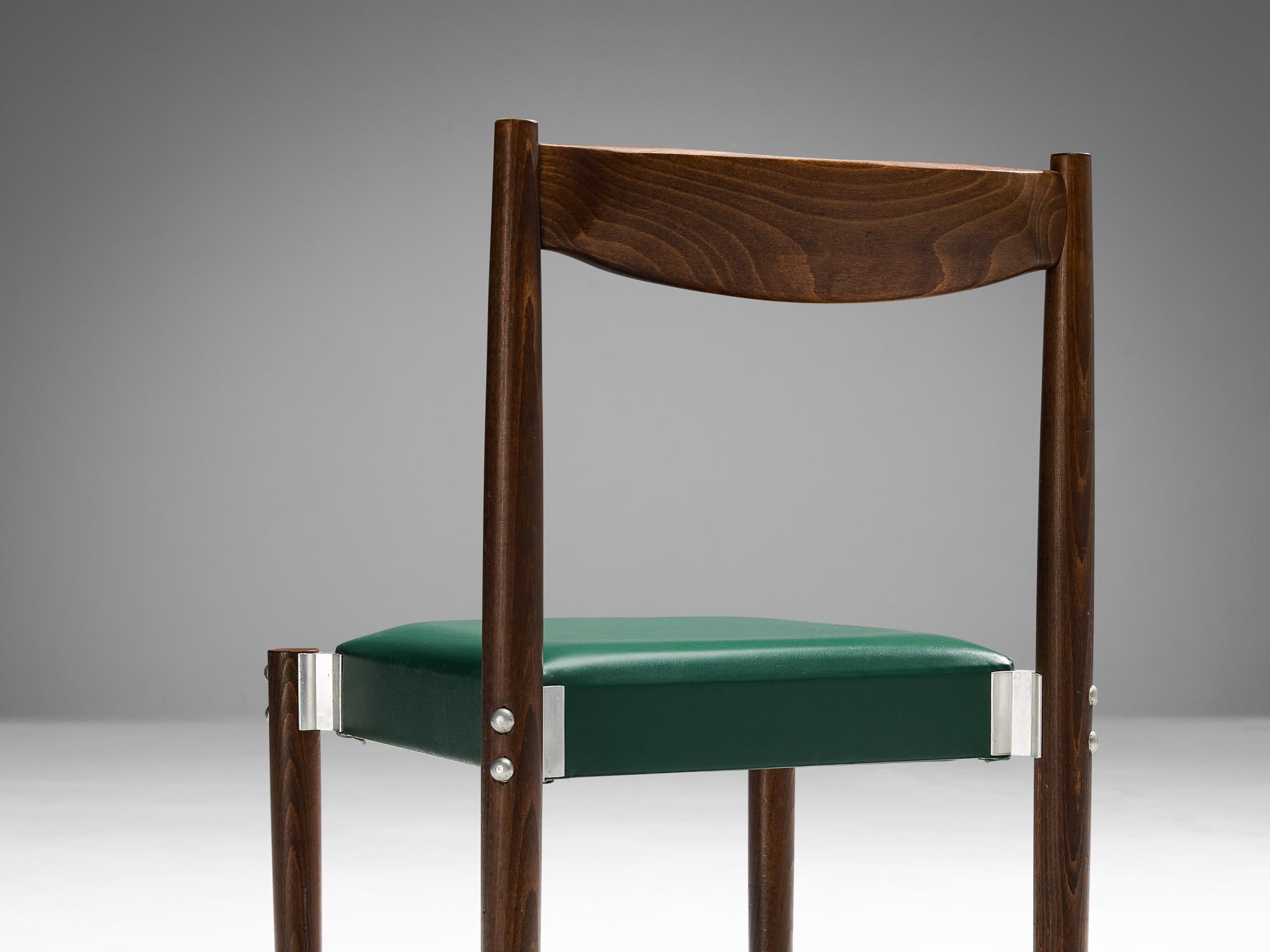 Mid-Century Modern Ensemble de quatre chaises de salle à manger en simili cuir vert et bois teinté en vente