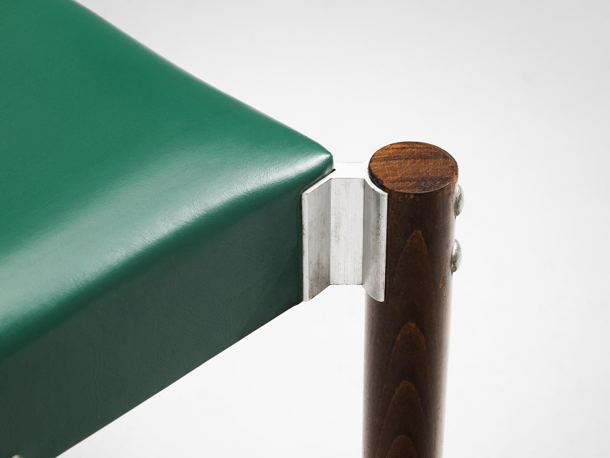 Set di quattro sedie da pranzo in similpelle verde e legno tinto in vendita 1