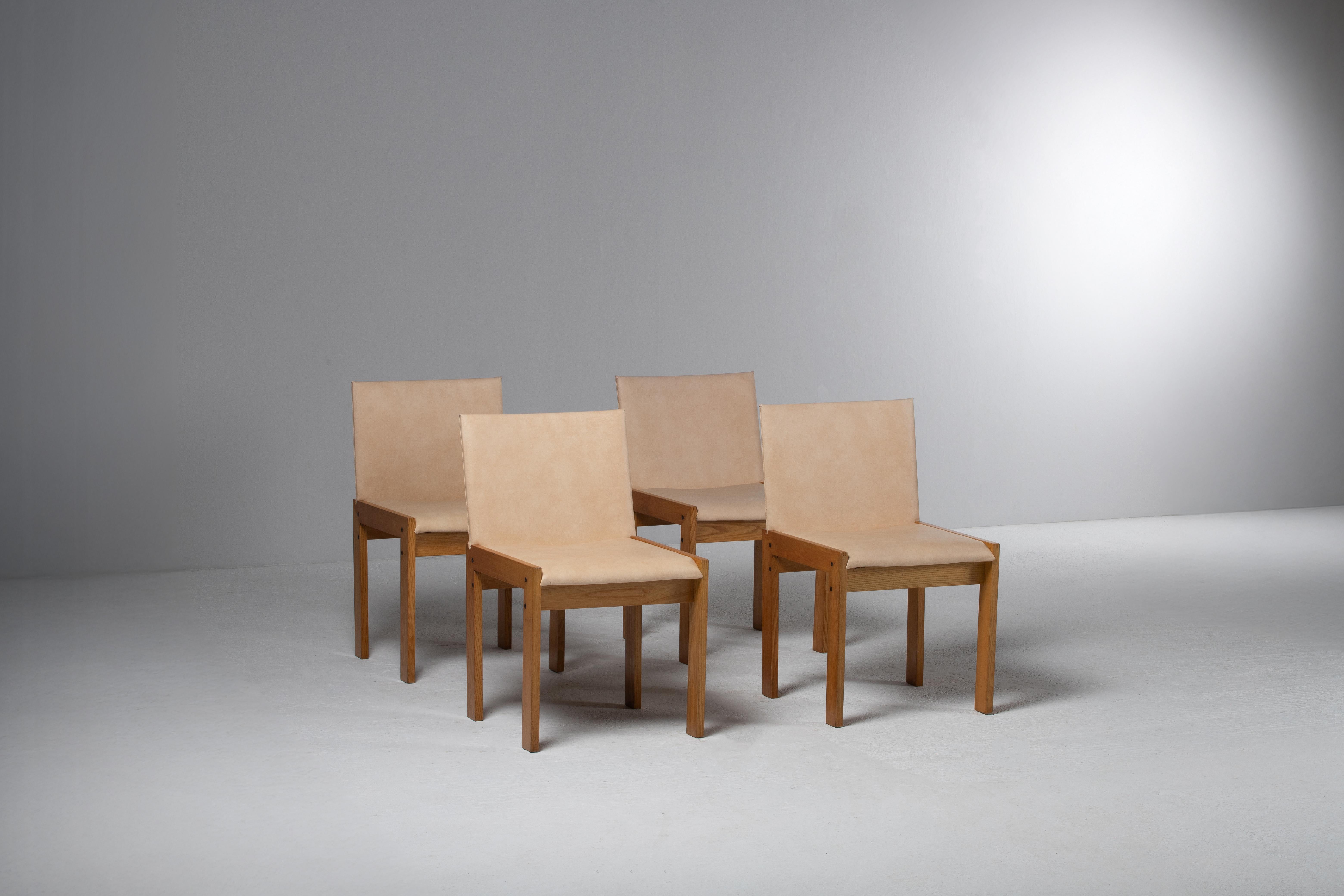 Set of Four Dining Chairs in Oak and Leather, France, 1970s For Sale 4