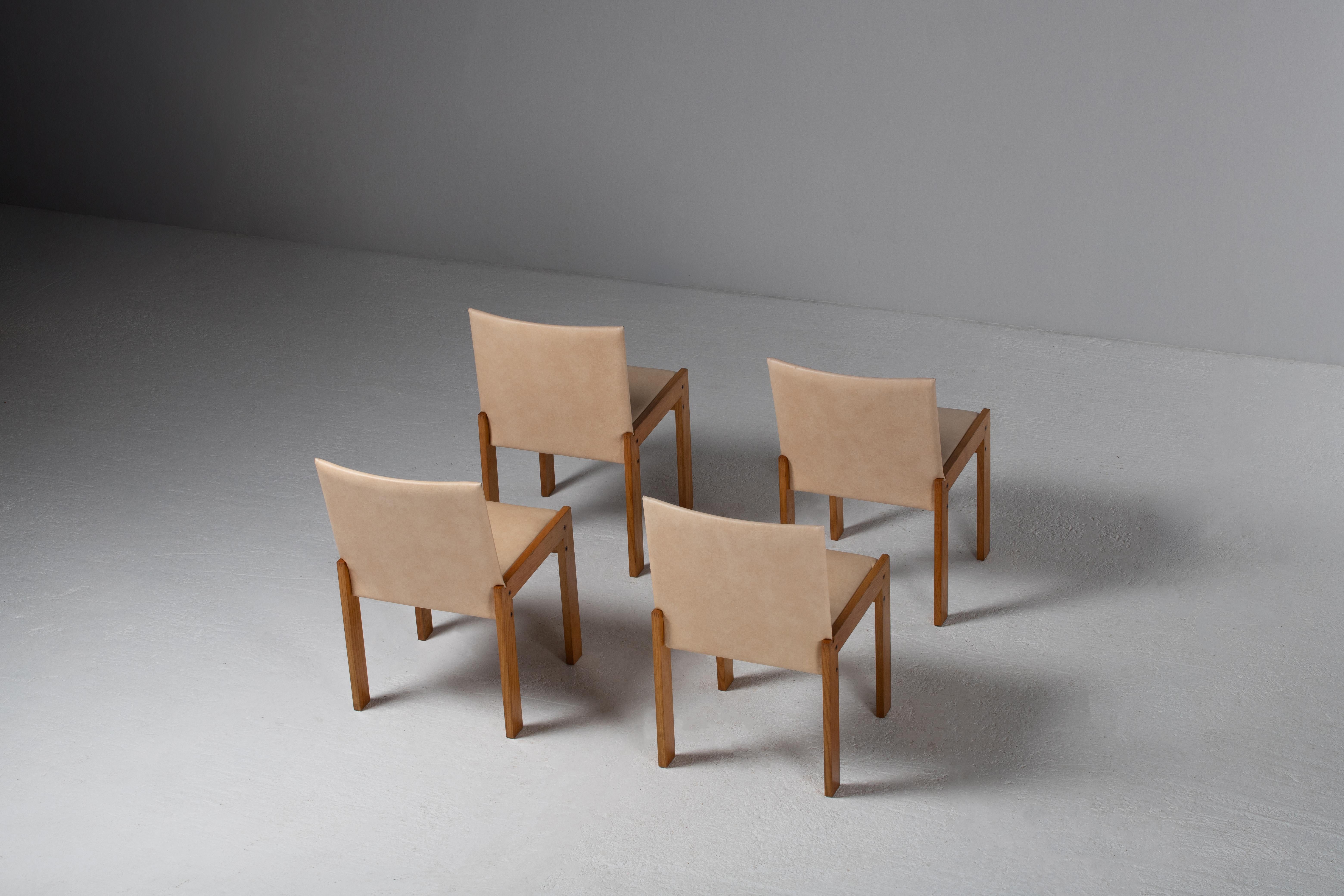 Set of Four Dining Chairs in Oak and Leather, France, 1970s In Good Condition For Sale In Kaštel Sućurac, Splitsko-dalmatinska županija