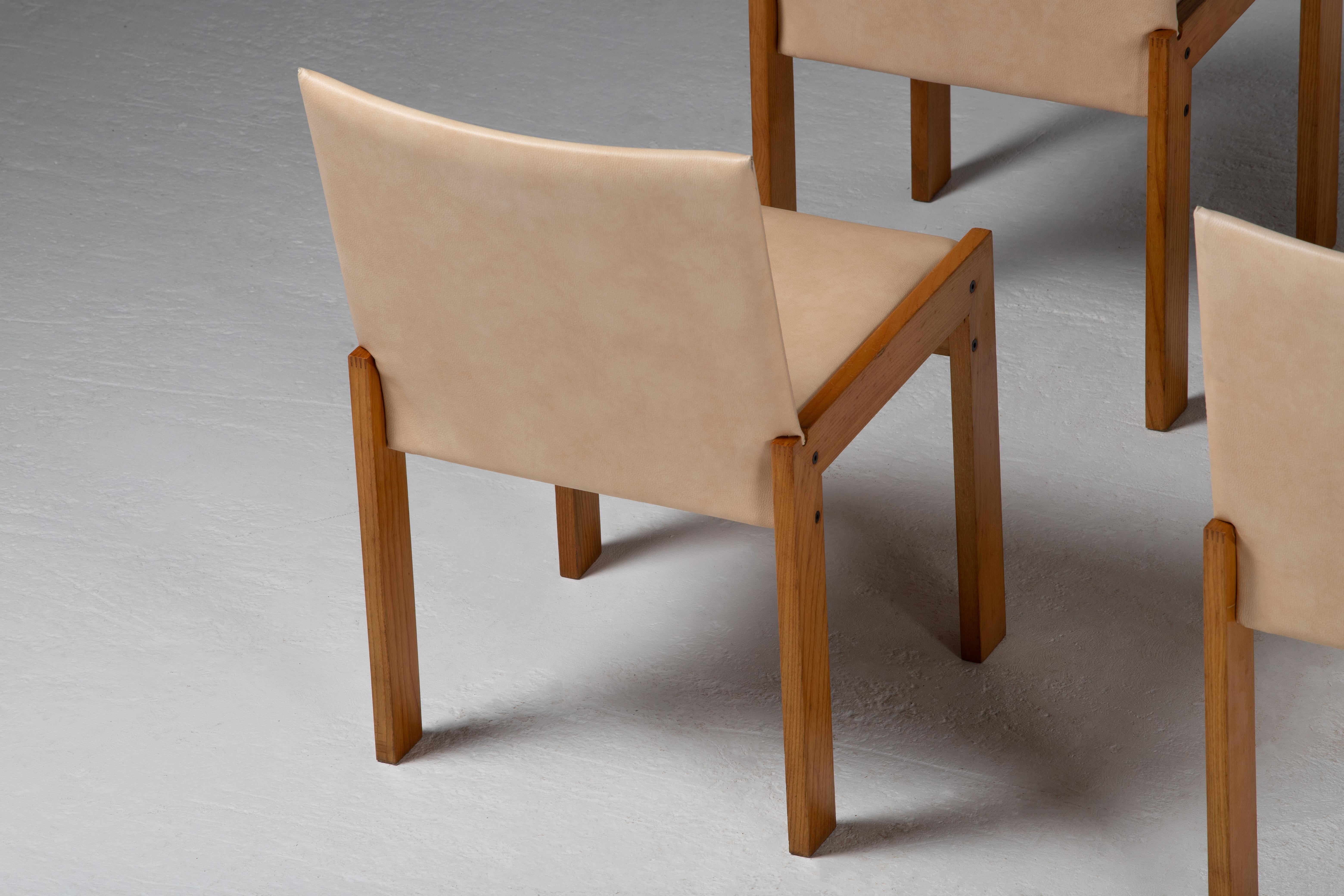 Set of Four Dining Chairs in Oak and Leather, France, 1970s For Sale 2