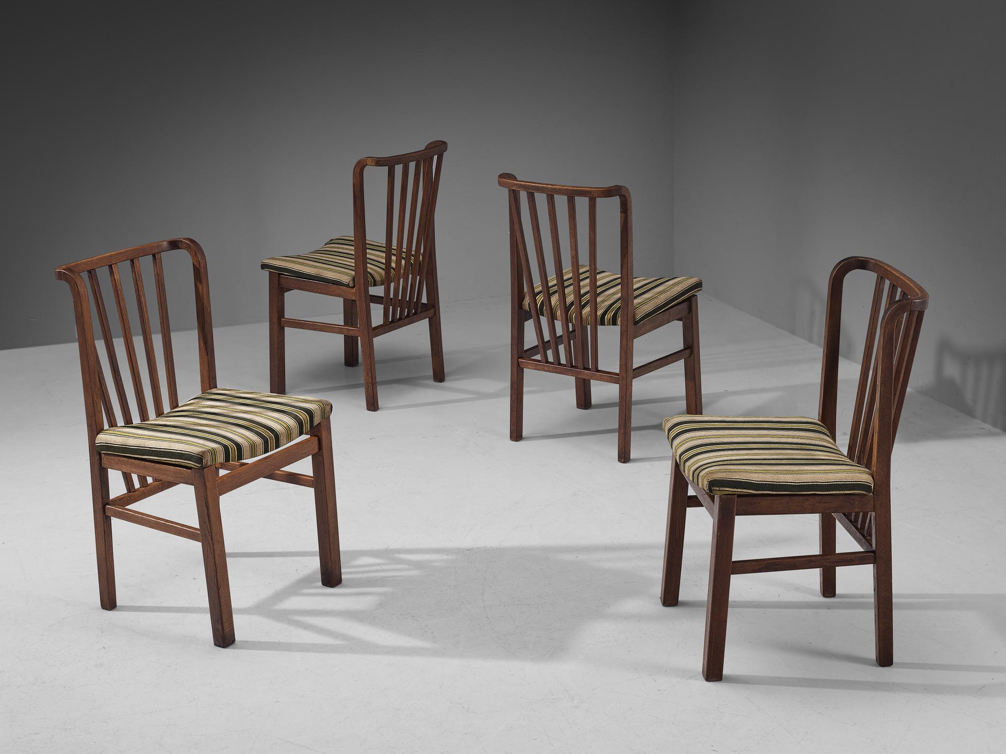 Sedie da pranzo, rovere tinto, tessuto, Europa, anni '60

Set di quattro sedie da pranzo con schienale a fuso. La cornice è realizzata in rovere tinto scuro. La struttura aperta è creata dall'uso di fusi per lo schienale. Inoltre, i fusi sono