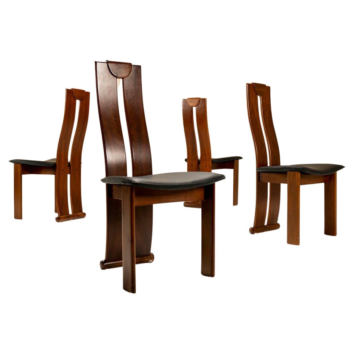 Satz von vier Esszimmerstühlen aus Nussbaumholz im Stil von Scarpa, Italien 1970er Jahre