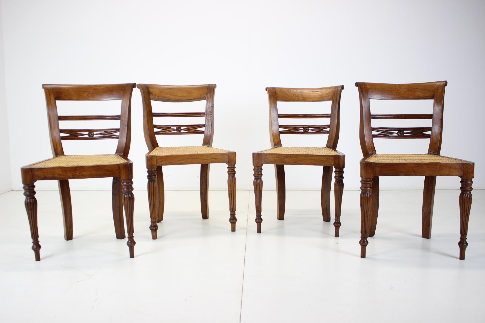 Made in Czechoslovakia.
Made of wood.
Good original condition.
Made of walnut wood.
Solid wood.
One chair has a slightly different front two legs.