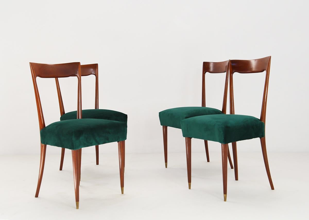Set of four chairs made by Guglielmo Ulrich. The set was also restored the upholstery was replaced in dark green velvet. The feet of the chairs are conical in shape and we find in the front ones, a conical brass coating. The structure is made of