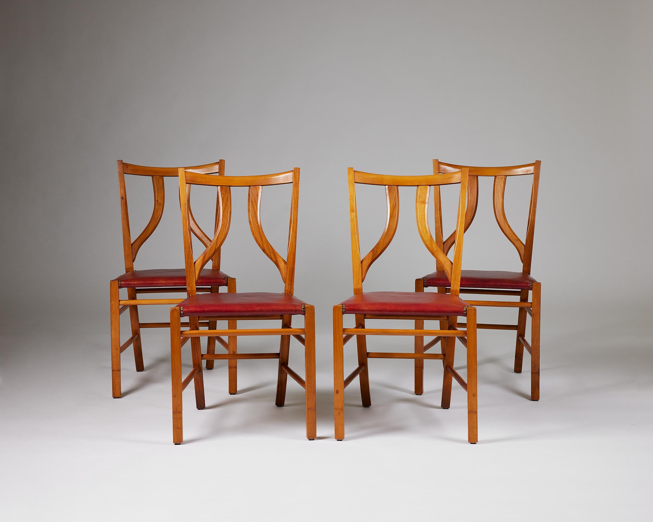 Ensemble de quatre chaises de salle à manger modèle 2027 conçu par Josef Frank pour Svenskt Tenn.
Suède, années 1950.

Acajou et cuir.

En collaboration avec Estrid Franks et son entreprise d'ameublement, Svenskt Tenn, Josef Frank a développé son