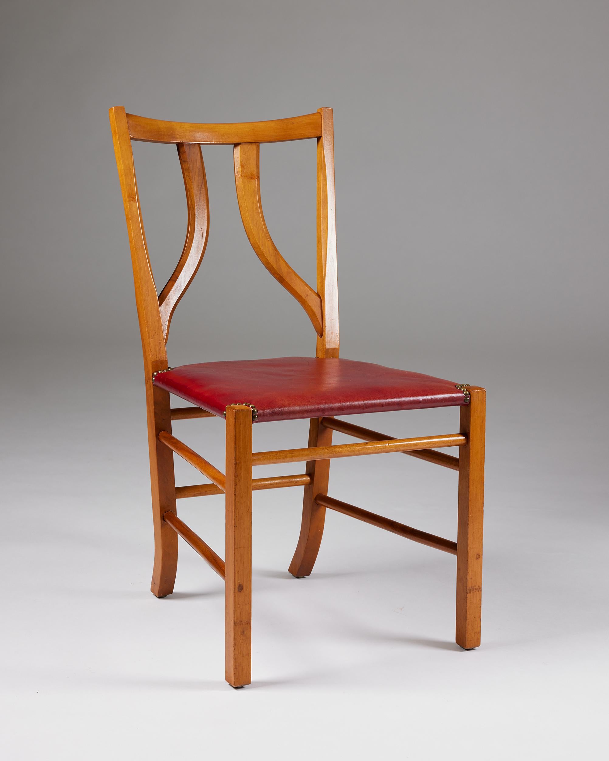 Suédois Ensemble de quatre chaises de salle à manger modèle 2027 conçu par Josef Frank pour Svenskt Tenn en vente
