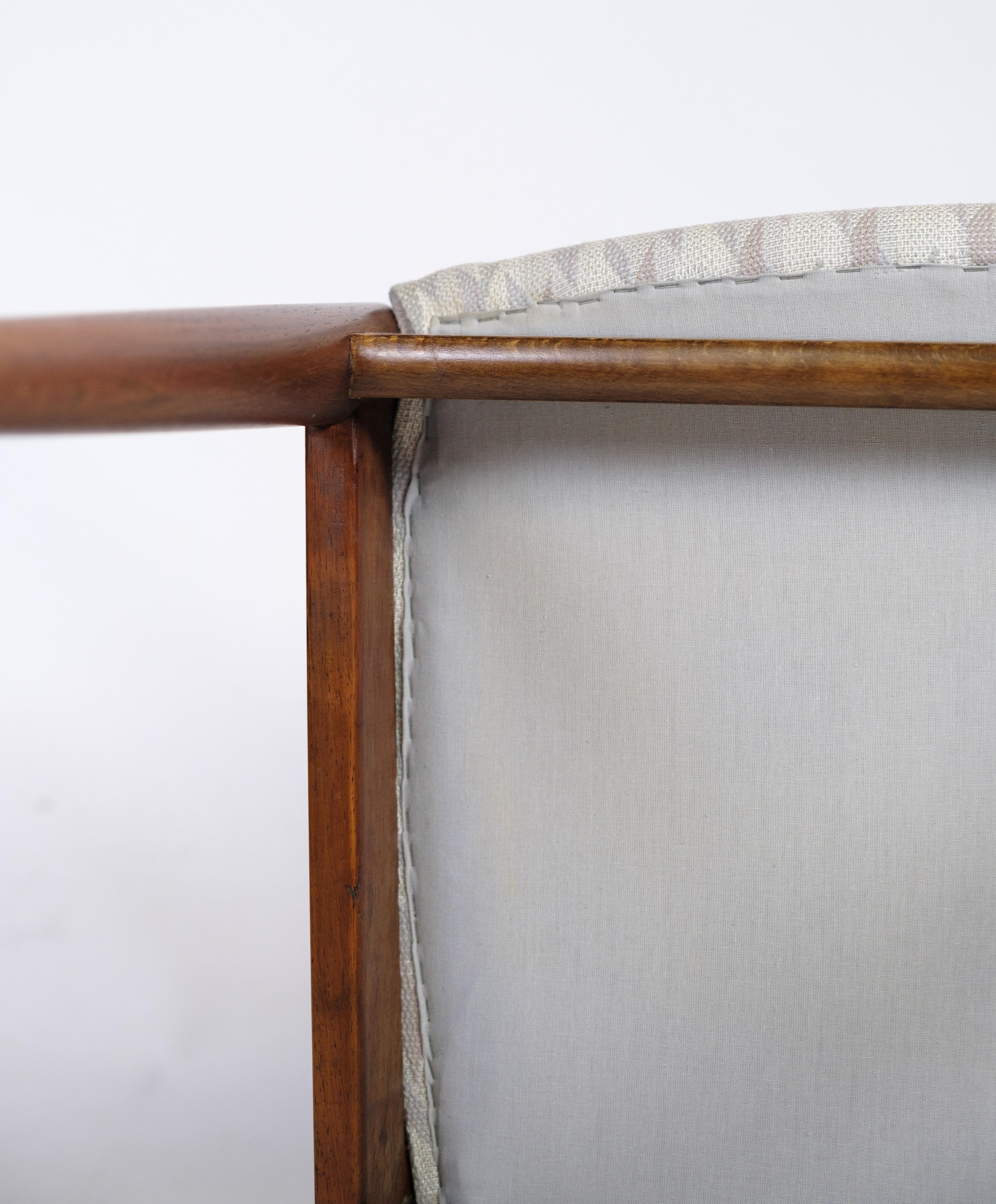 Dieses Set aus 4 Esszimmerstühlen ist eine hervorragende Darstellung des zeitlosen und eleganten Stils, der das dänische Möbeldesign der Mitte des 20. Jahrhunderts kennzeichnet. Bei den Stühlen handelt es sich um das Modell 42, das von dem bekannten