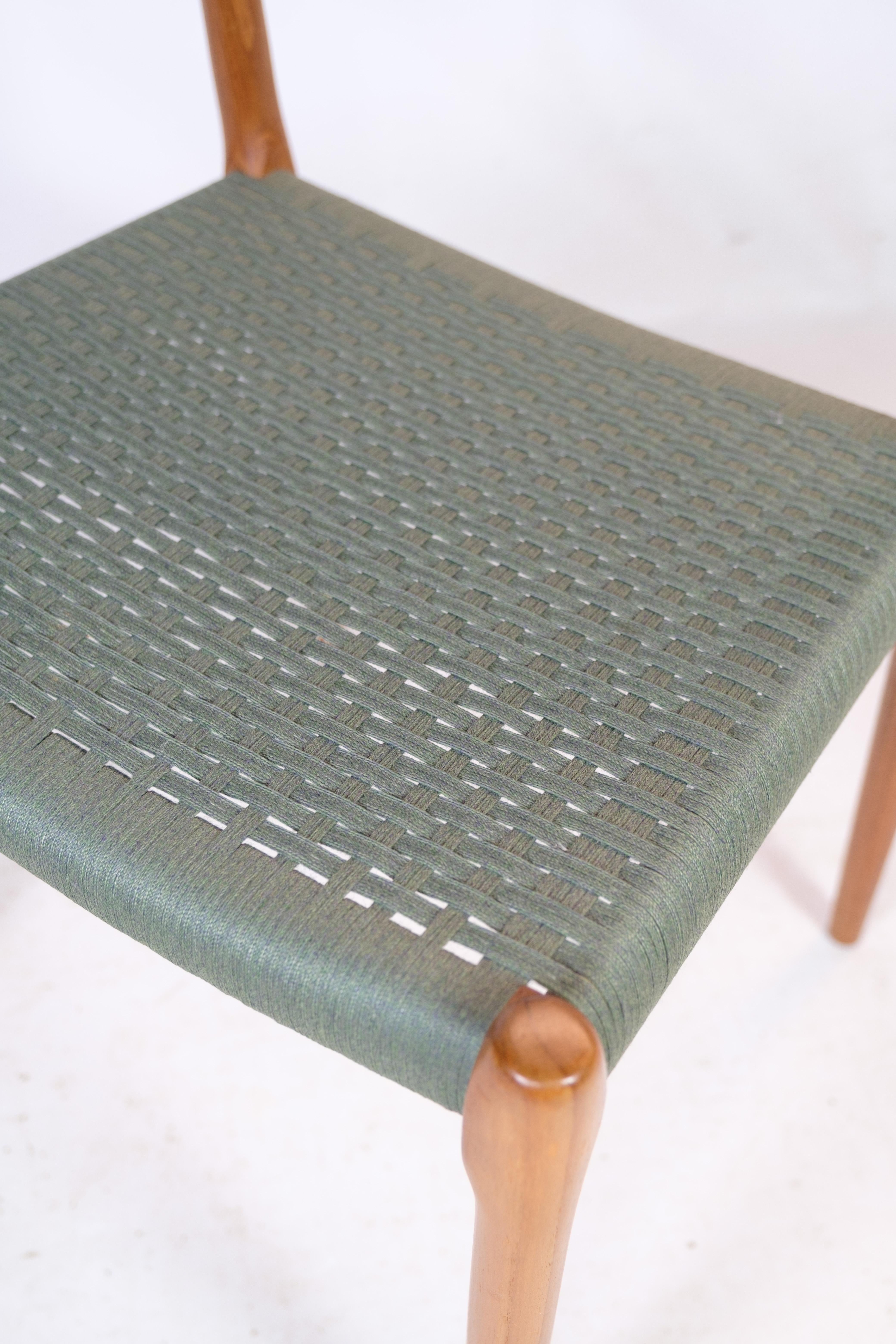 Un ensemble de quatre chaises de salle à manger qui incarne le savoir-faire exquis et l'élégance intemporelle du mobilier danois des années 1960. Ces chaises, connues sous le nom de Model 79, ont été conçues par le célèbre designer Niels O. Møller
