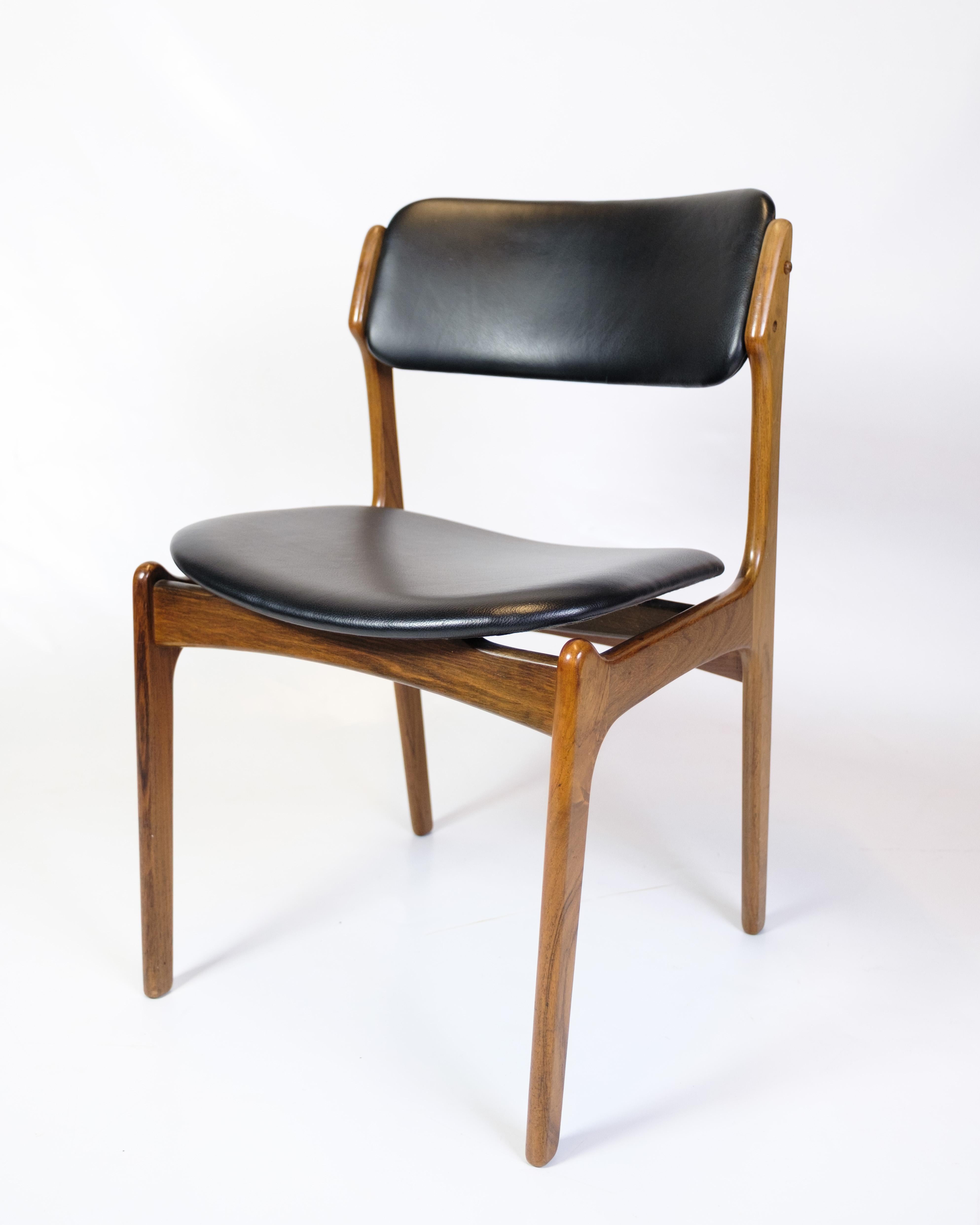 Ensemble de quatre chaises de salle à manger, modèle OD49, conçu par Erik Buch et fabriqué par O.D. Møbler dans les années 1950. Les chaises sont en bois de rose et les sièges sont recouverts de cuir noir. Le modèle OD49 est connu pour son assise