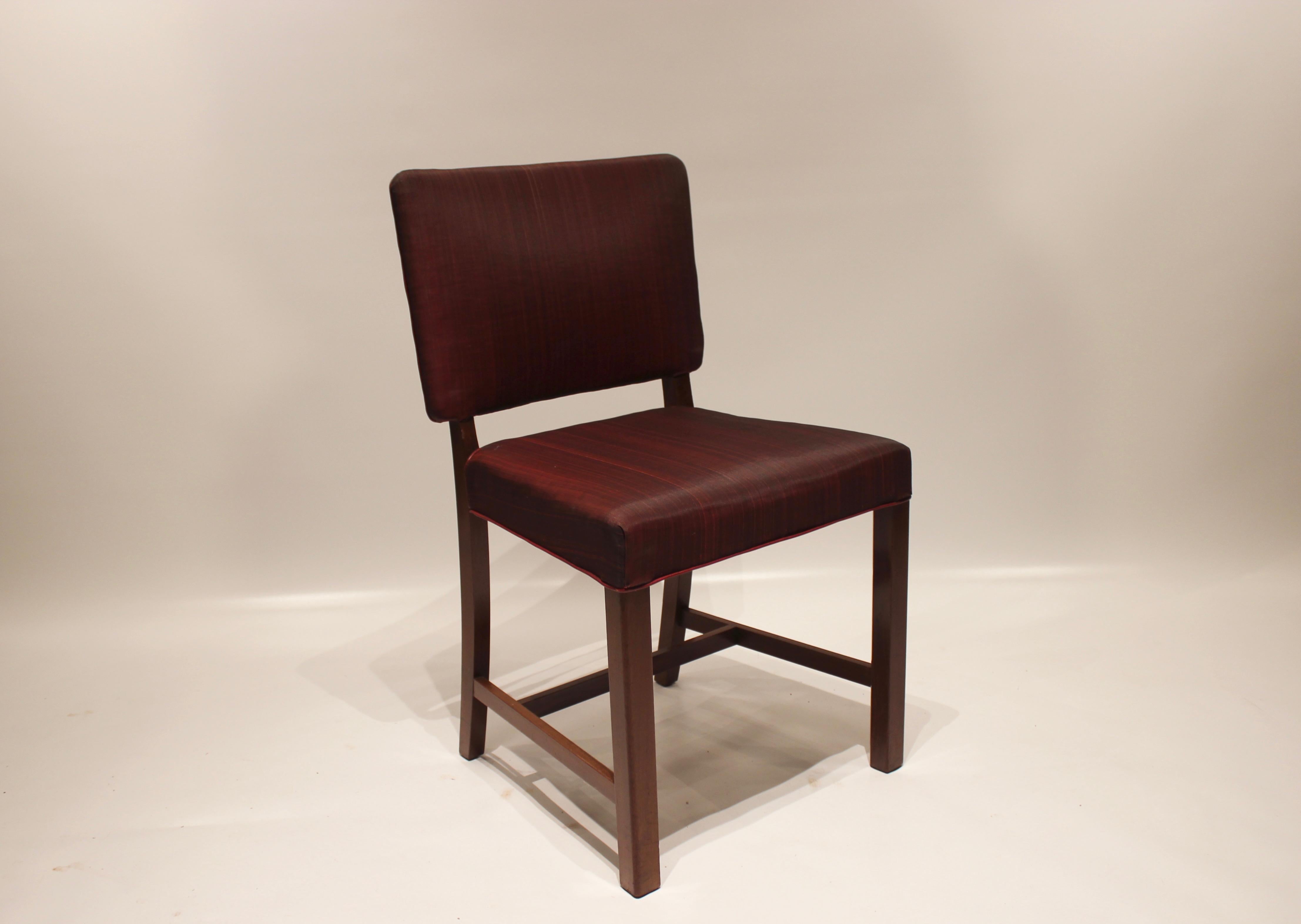Ensemble de quatre chaises de salle à manger en acajou et tapissées de tissu rouge par Fritz Hansen et des années 1930. Les chaises sont en excellent état vintage.