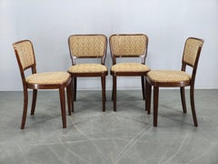 Set di quattro sedie da pranzo prodotte da Thonet in Cecoslovacchia negli anni Quaranta.