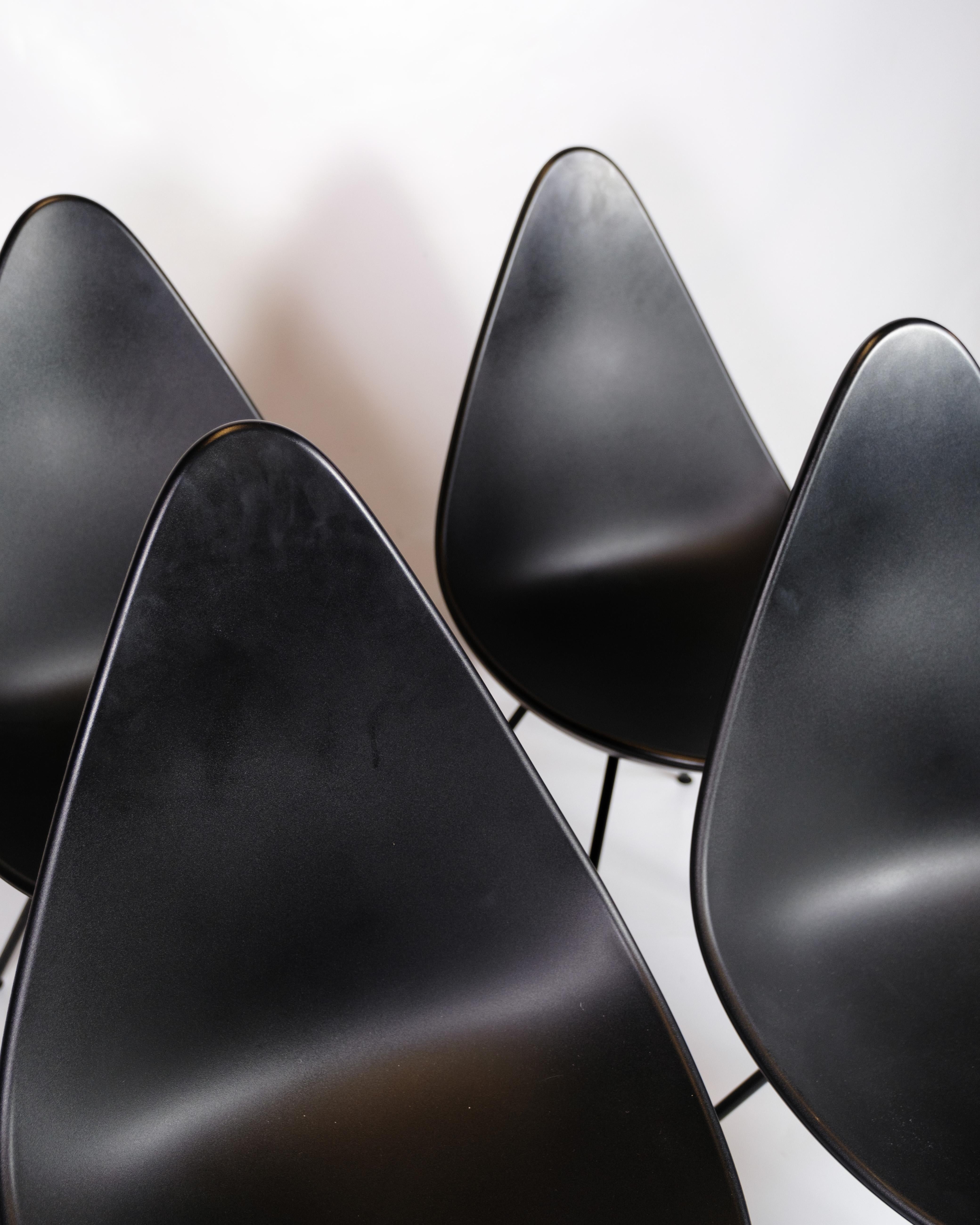Moderno Set di quattro sedie da pranzo The Drop Modello 3110 In Nero Di Arne Jacobsen in vendita