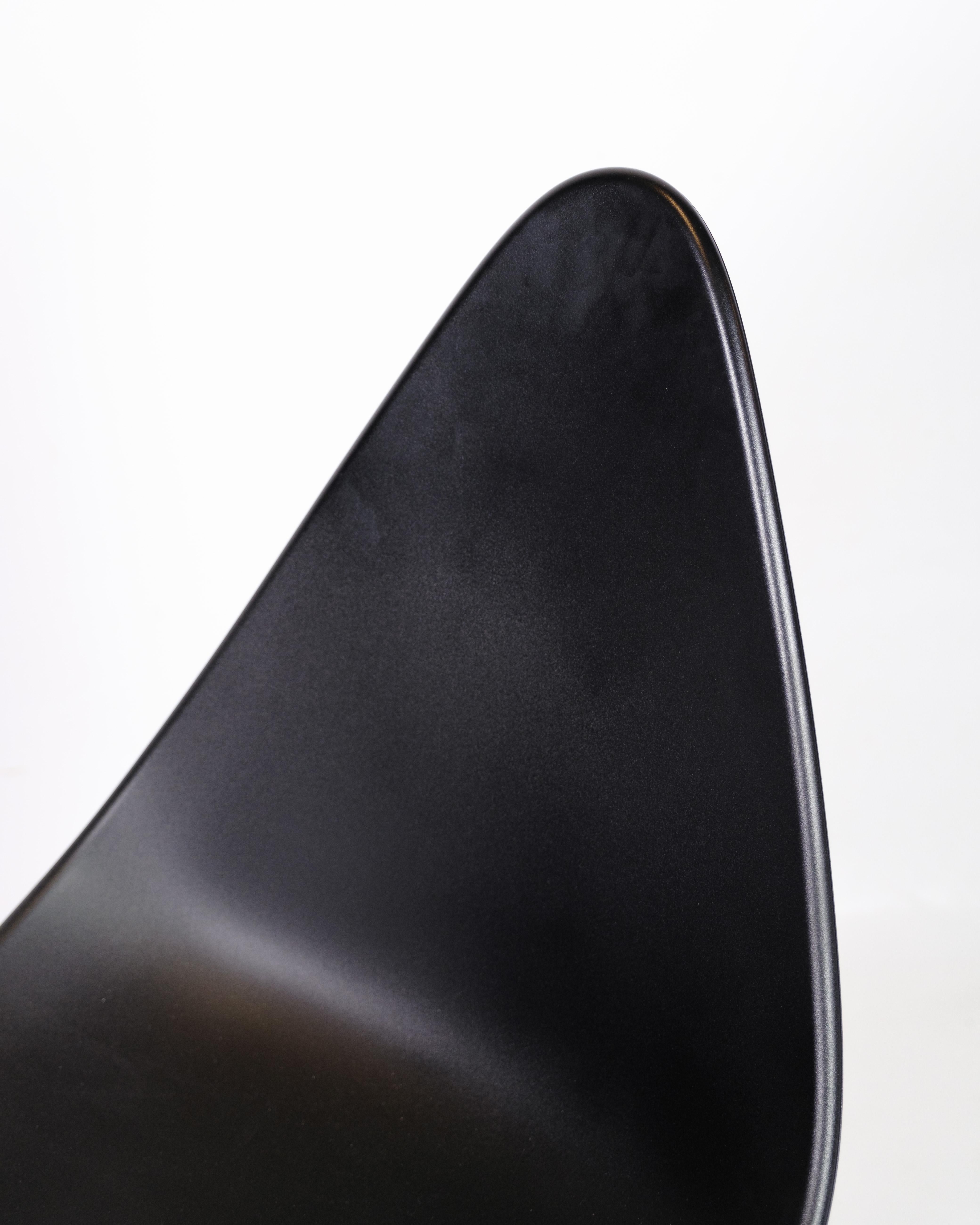 XXI secolo e contemporaneo Set di quattro sedie da pranzo The Drop Modello 3110 In Nero Di Arne Jacobsen in vendita