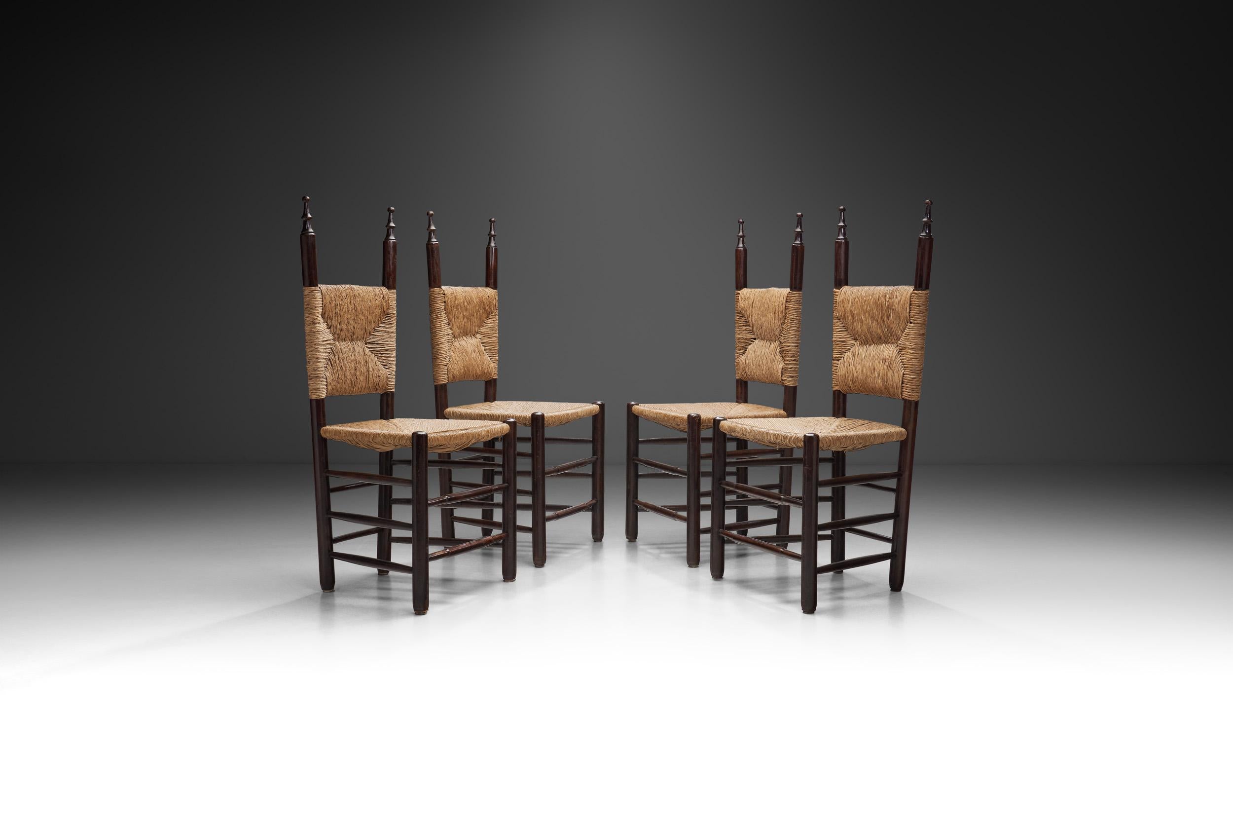Mid-Century Modern Ensemble de quatre chaises de salle à manger avec assise en bois de peuplier et en jonc, Europe, vers 1950 en vente
